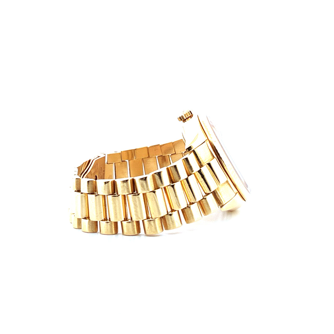 Rolex Day-Date 36mm Gelbgold im Seitenprofil auf weissem Hintergrund