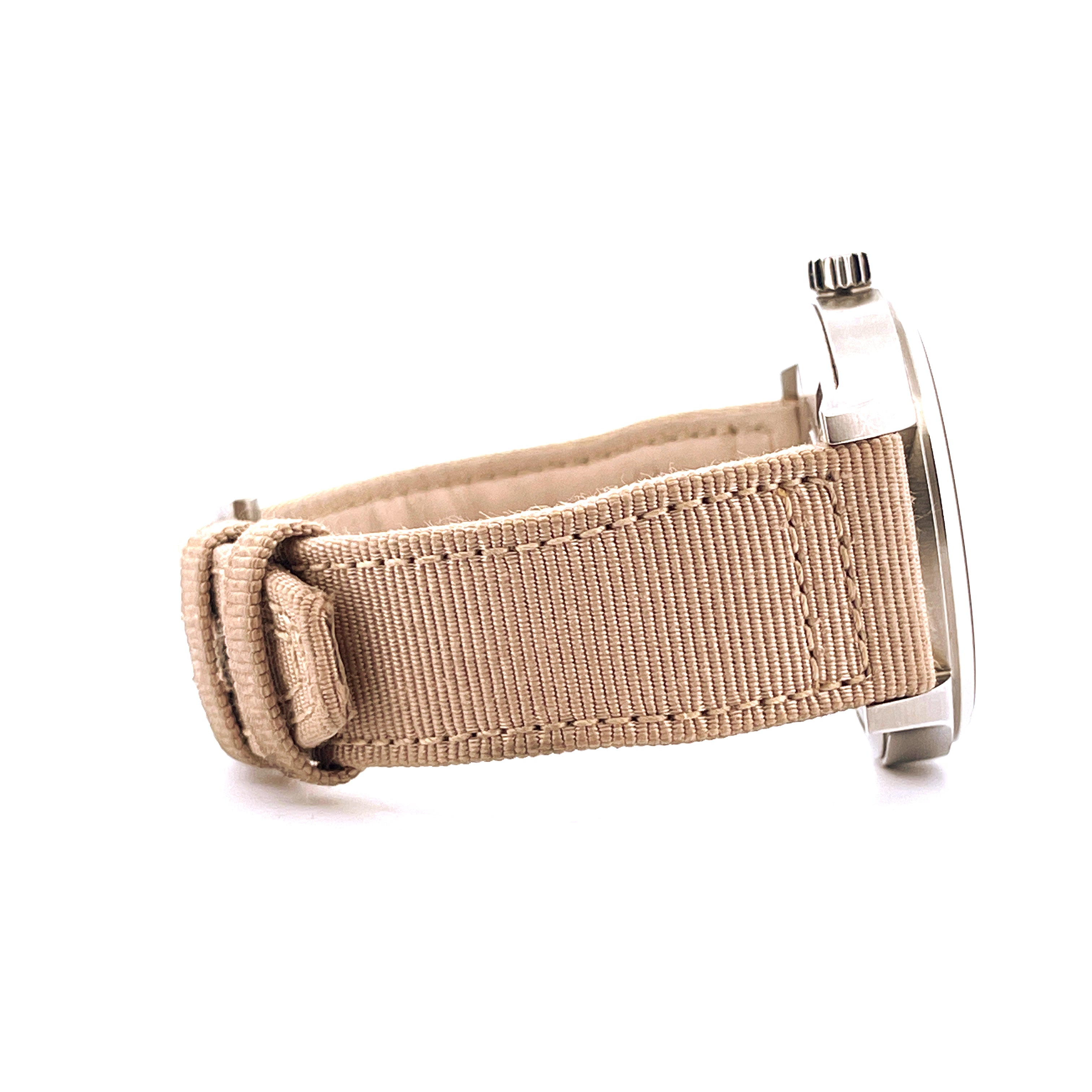 IWC Mark XVIII Le Petit Prince im Detail Seitenansicht mit beigem Textilarmband auf weißem Hintergrund