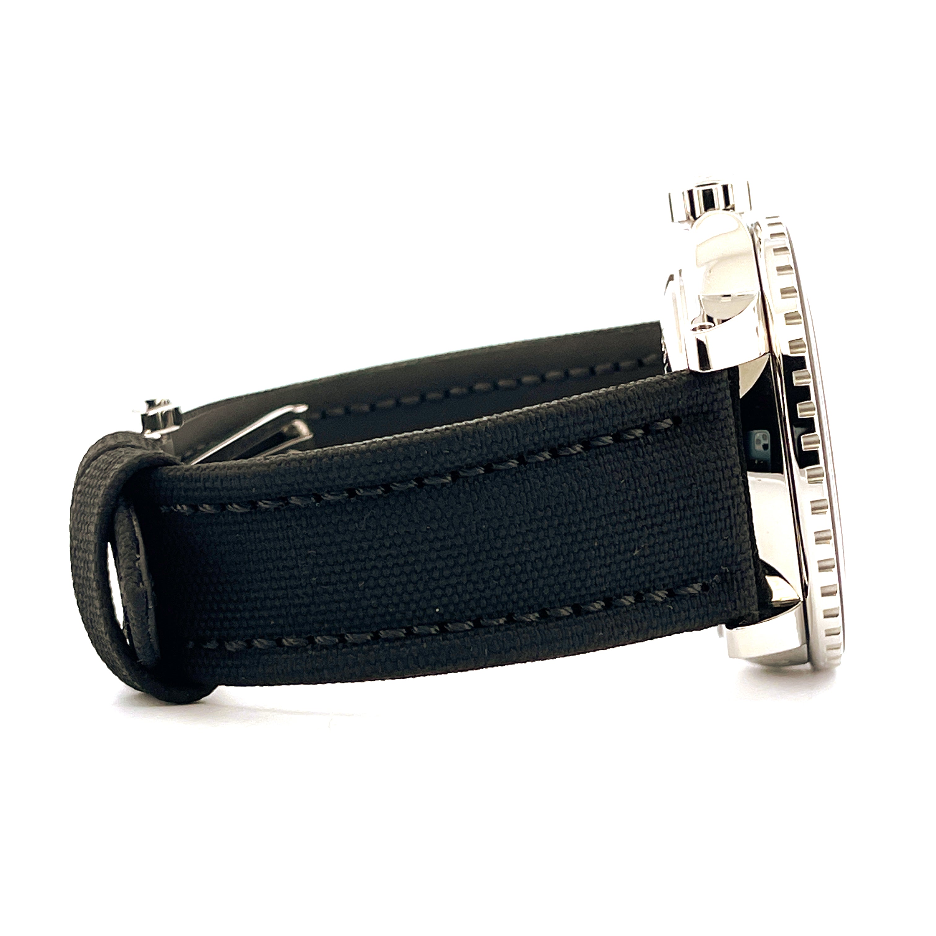 Seitenansicht der Blancpain Fifty Fathoms mit schwarzem Canvas-Armband und poliertem Stahlgehäuse
