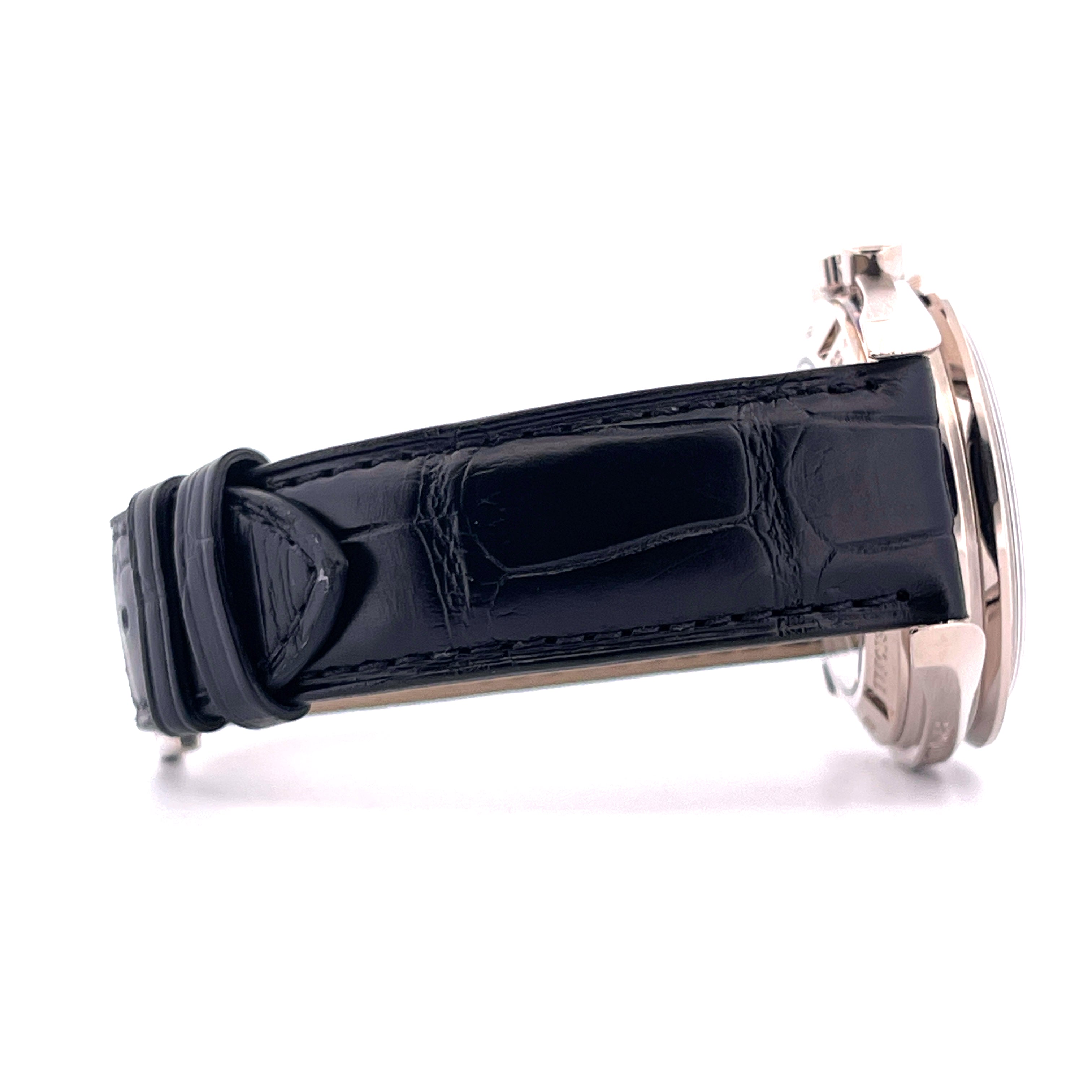 Seitenansicht einer Omega 25th Anniversary Apollo XI Uhr aus Weißgold mit schwarzem Kroko-Lederarmband