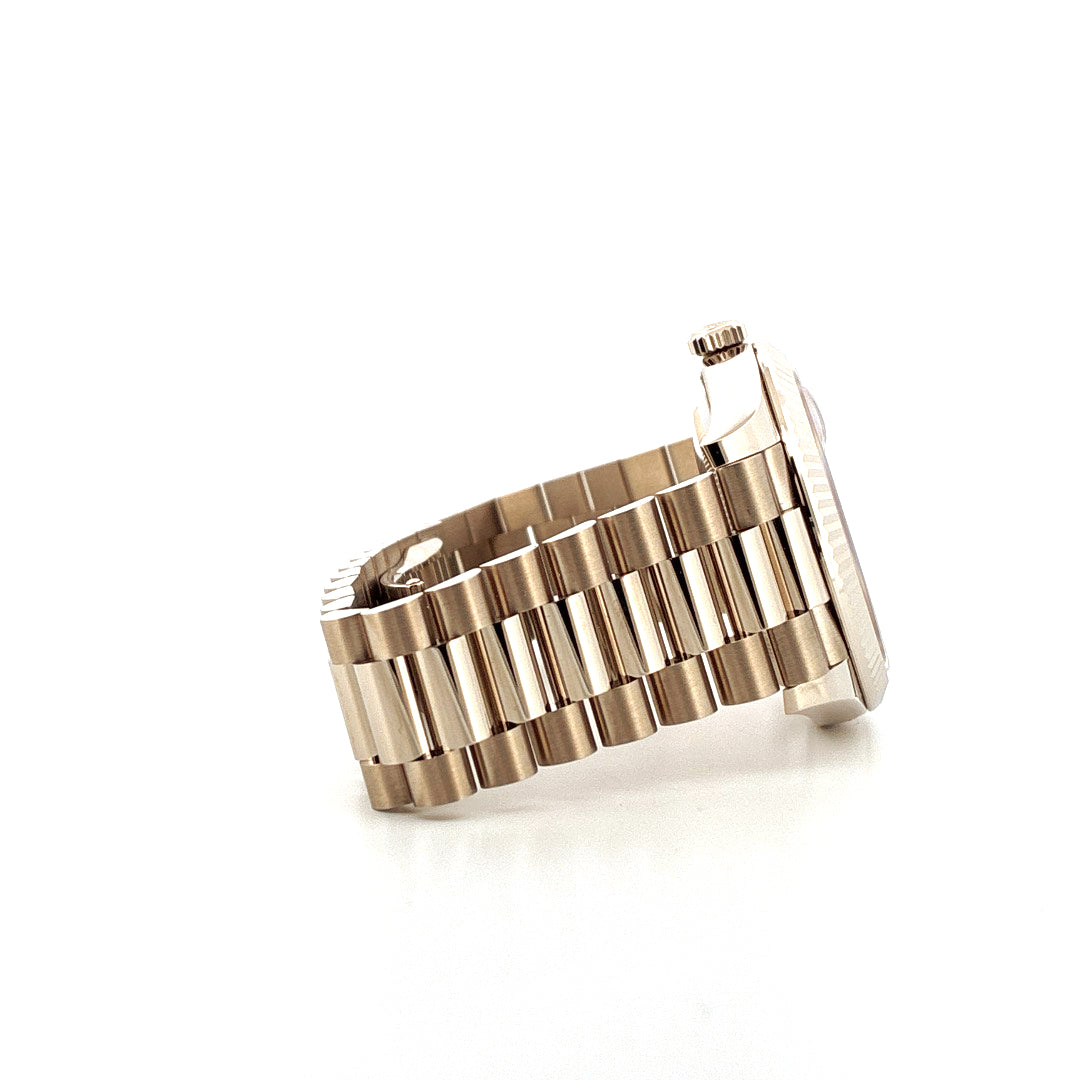 Seitenansicht einer Rolex Day-Date 40 aus Weißgold mit charakteristischem President-Armband