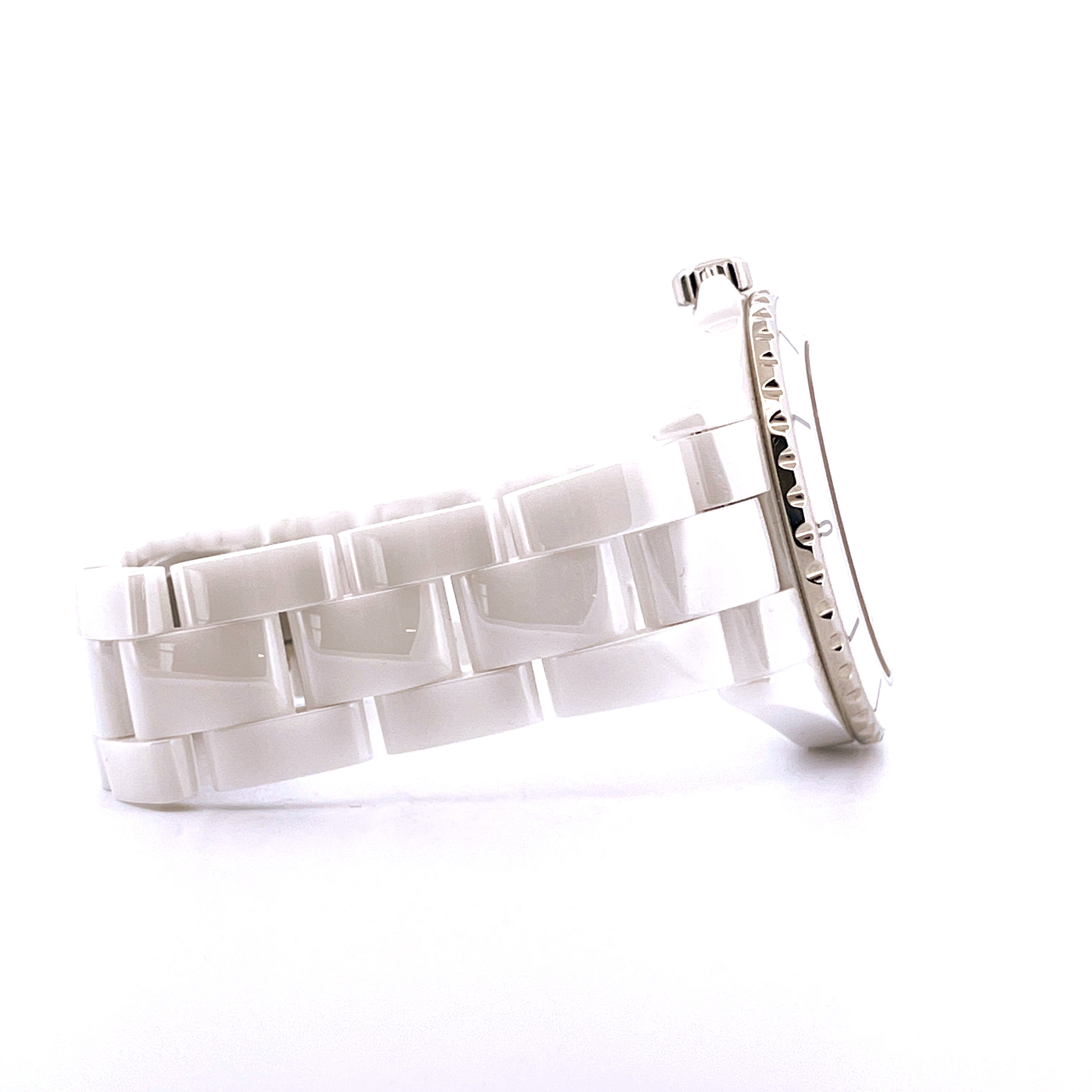 Seitenansicht einer Chanel J12 38 mm Keramikuhr mit weißem Keramikarmband vor weißem Hintergrund