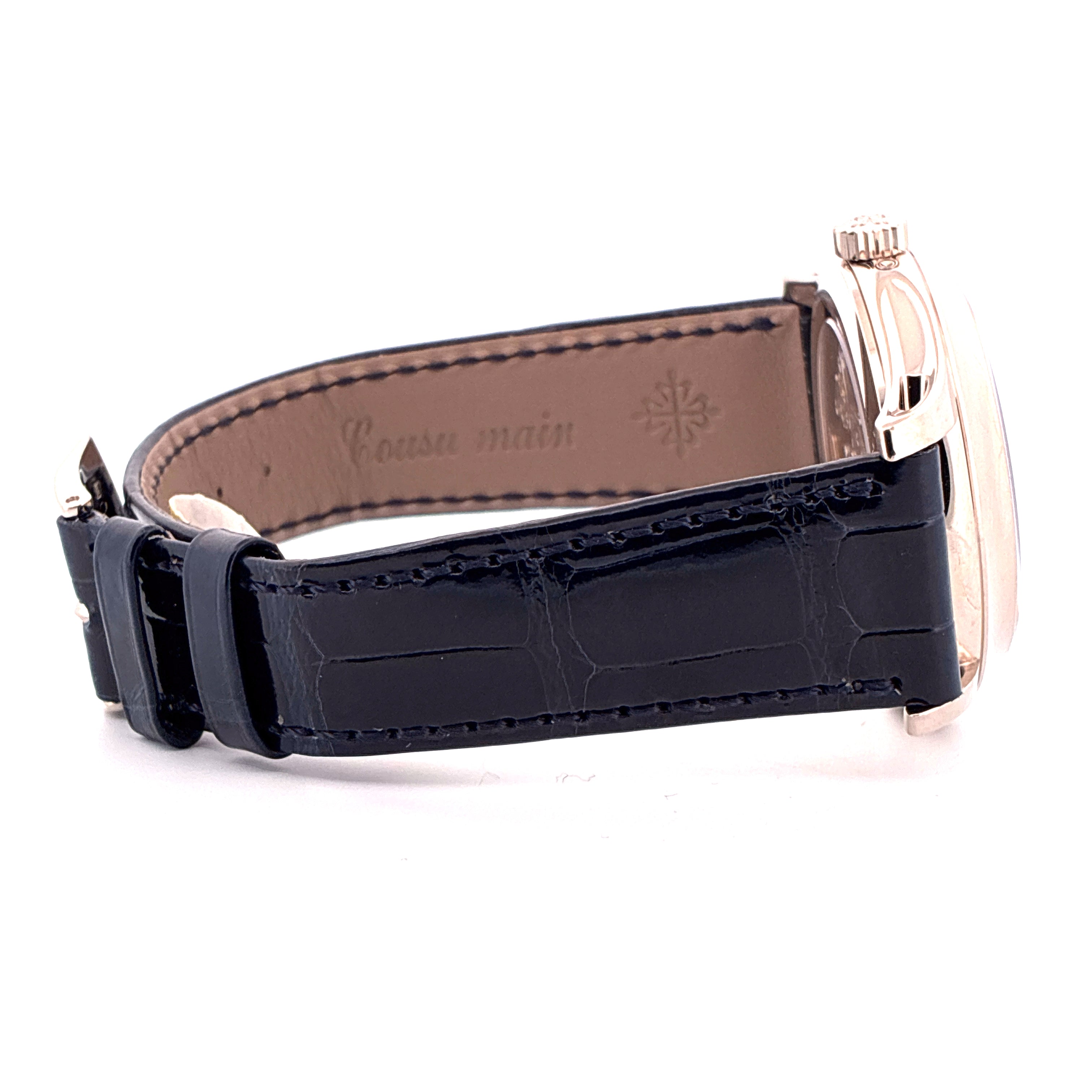 Seitenansicht eines Patek Philippe Annual Calendar 5205G-013 mit schwarzem Kroko-Lederarmband und weißgoldenem Gehäuse