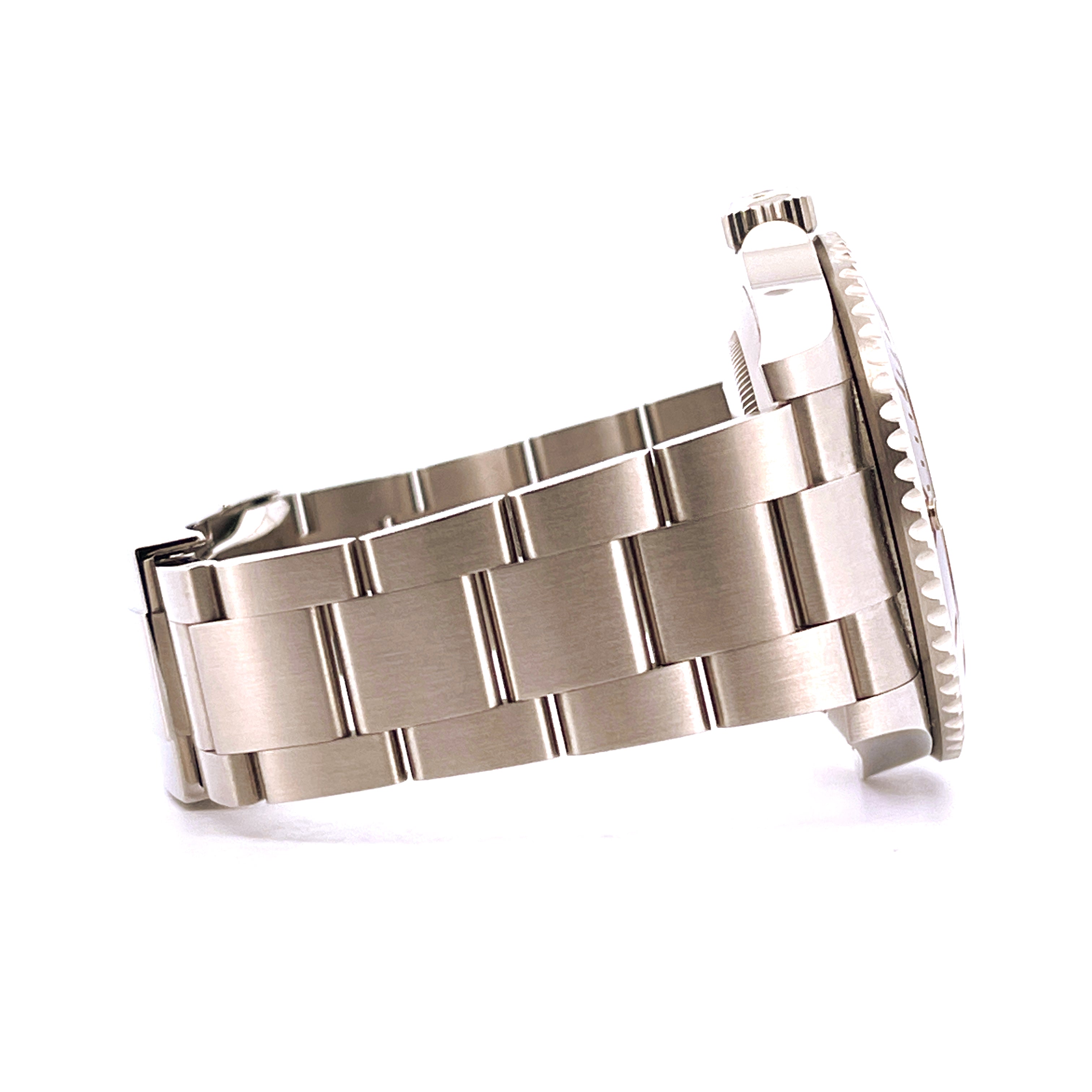 Seitenansicht einer Rolex Submariner 124060 NoDate aus Edelstahl mit Oyster-Armband vor neutralem Hintergrund