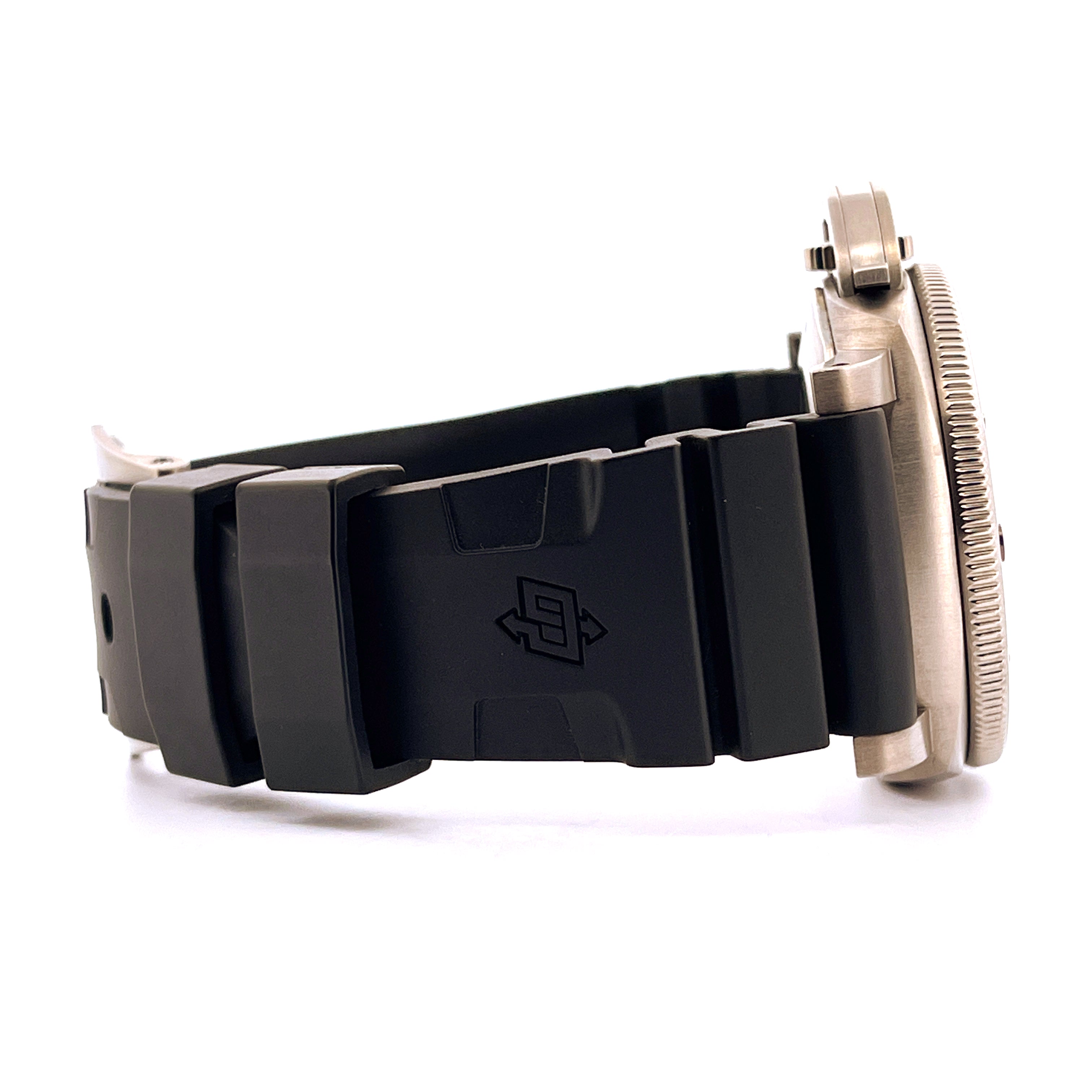 Seitenansicht einer Panerai Luminor Submersible 1950 3 Days Titan mit schwarzem Kautschukarmband