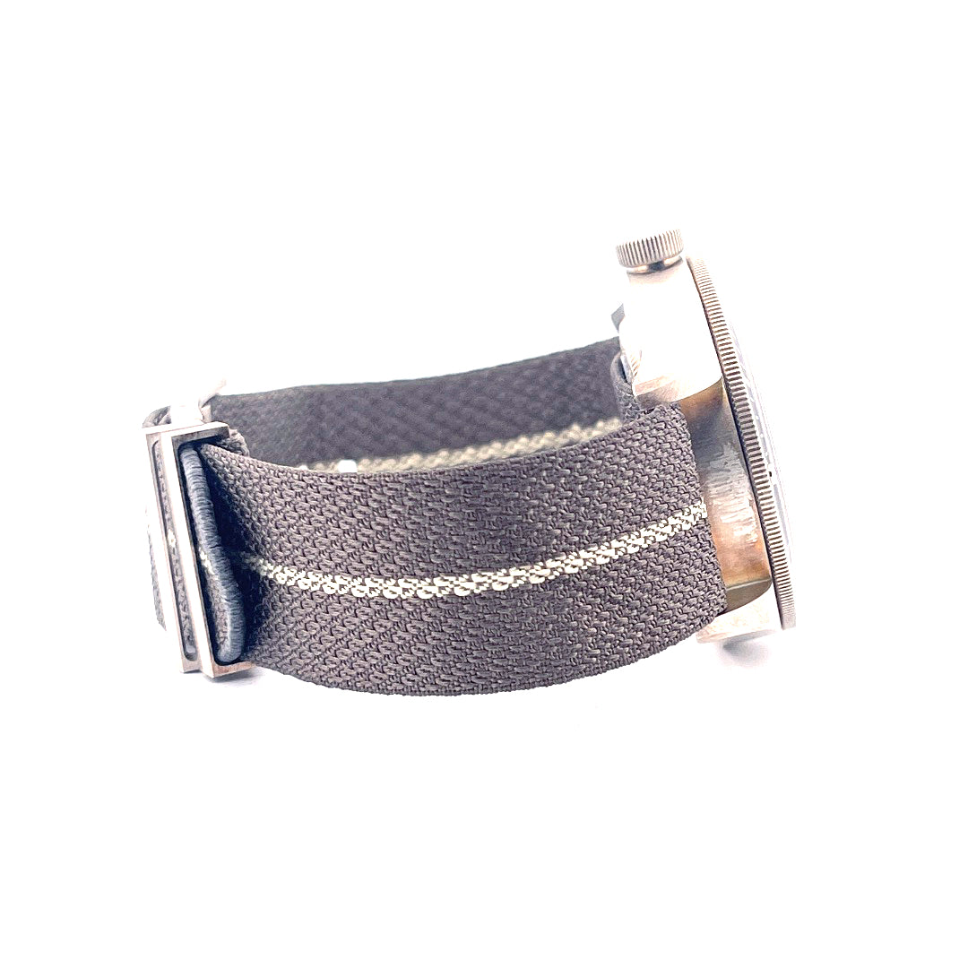 Tudor Black Bay Fifty-Eight 925 Silber mit grauem Stoffarmband in Seitenansicht