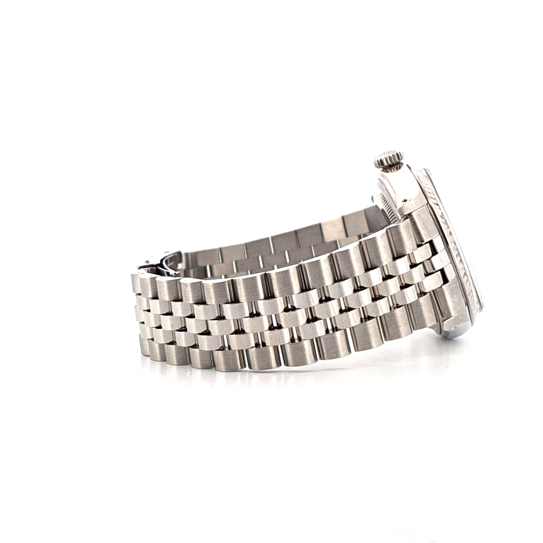 Rolex Datejust 36 Edelstahl Armband mit feinen Gliedern in Seitenansicht auf weissem Hintergrund