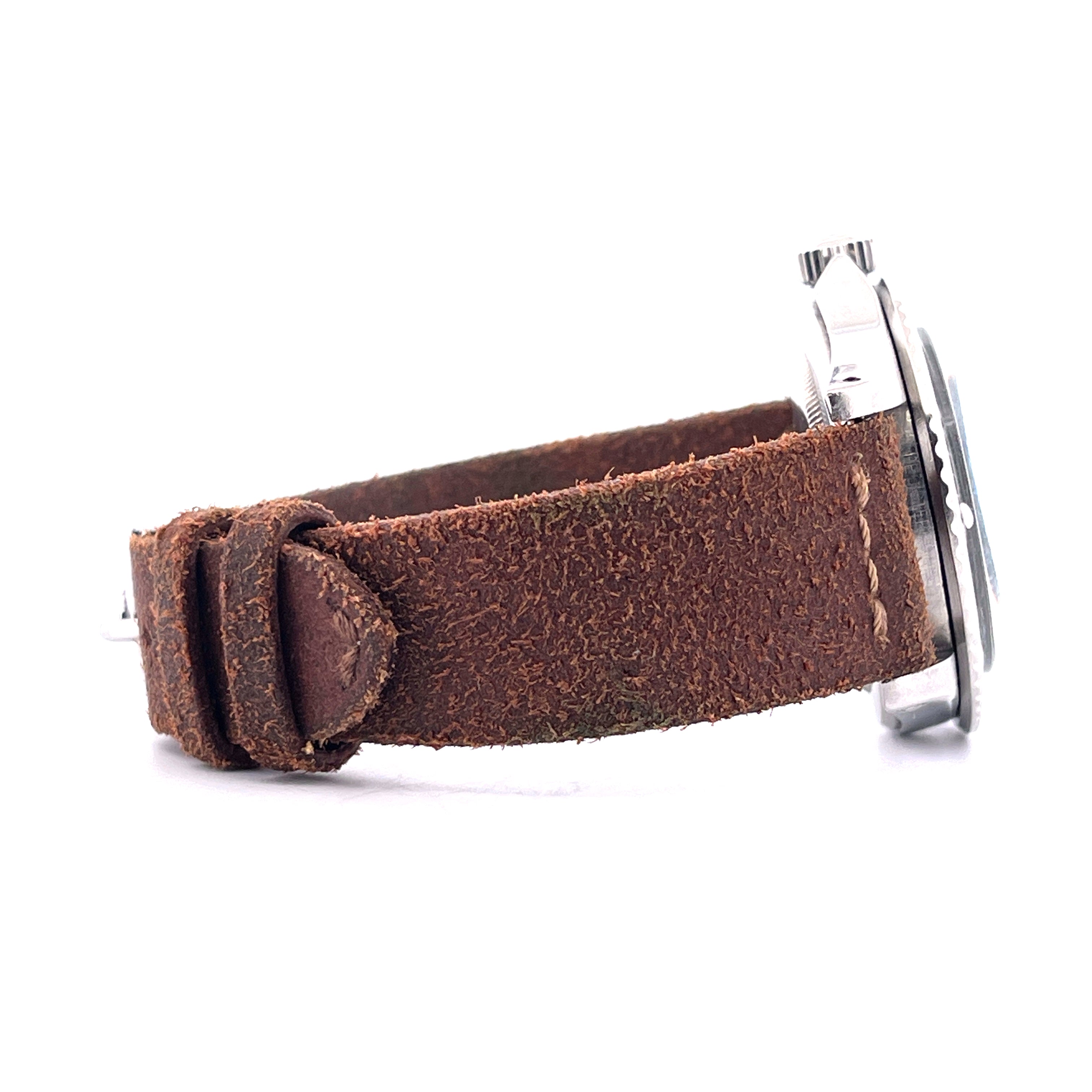 Seitenansicht einer Rolex Submariner 5512 mit braunem Lederarmband auf weißem Hintergrund