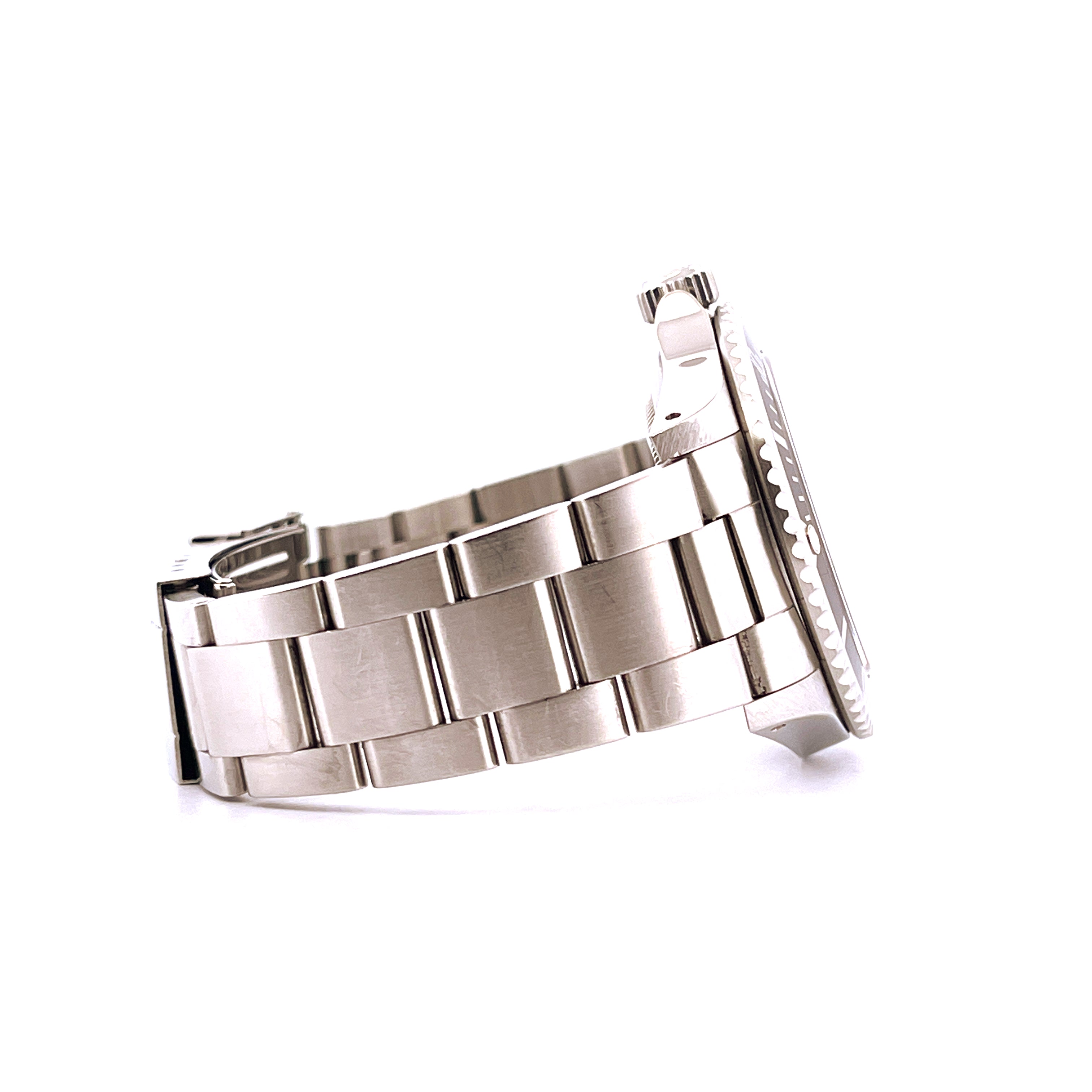 Rolex Submariner 14060M No Date Stahl Armband im Seitenprofil vor weißem Hintergrund