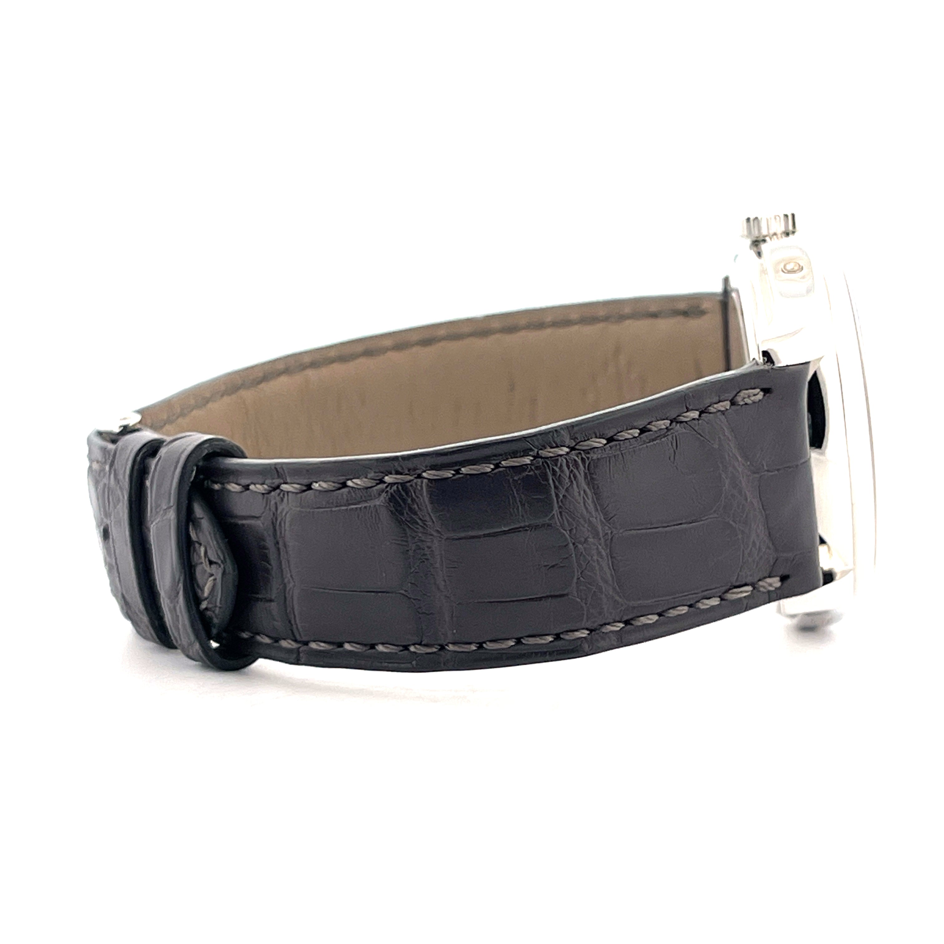 Seitenansicht eines Patek Philippe Annual Calendar 5056P-001 mit schwarzem Alligatorlederarmband
