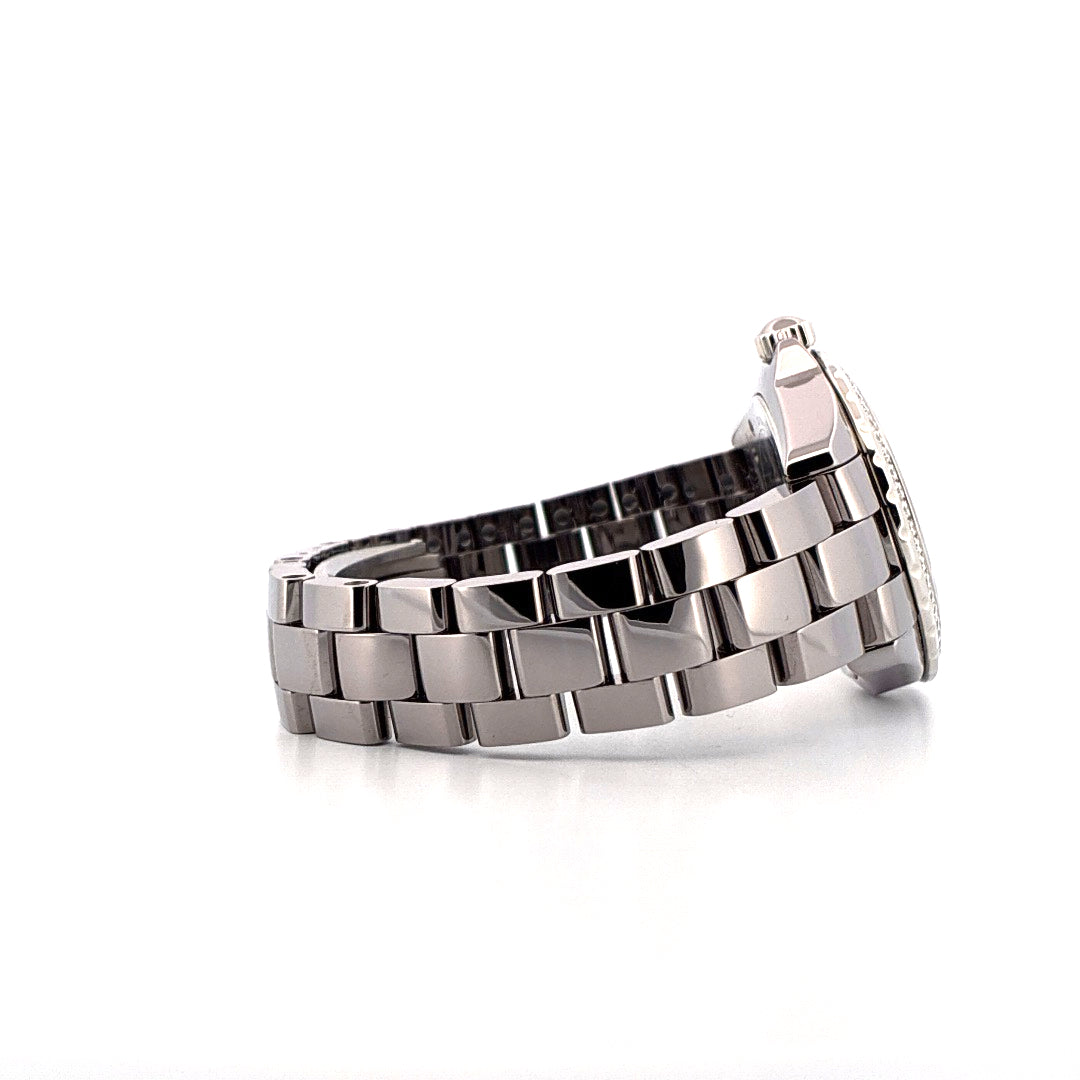 Chanel J12 33 mm Keramik-Armbanduhr mit Diamantbesatz und rosafarbenem Zifferblatt auf weißem Hintergrund