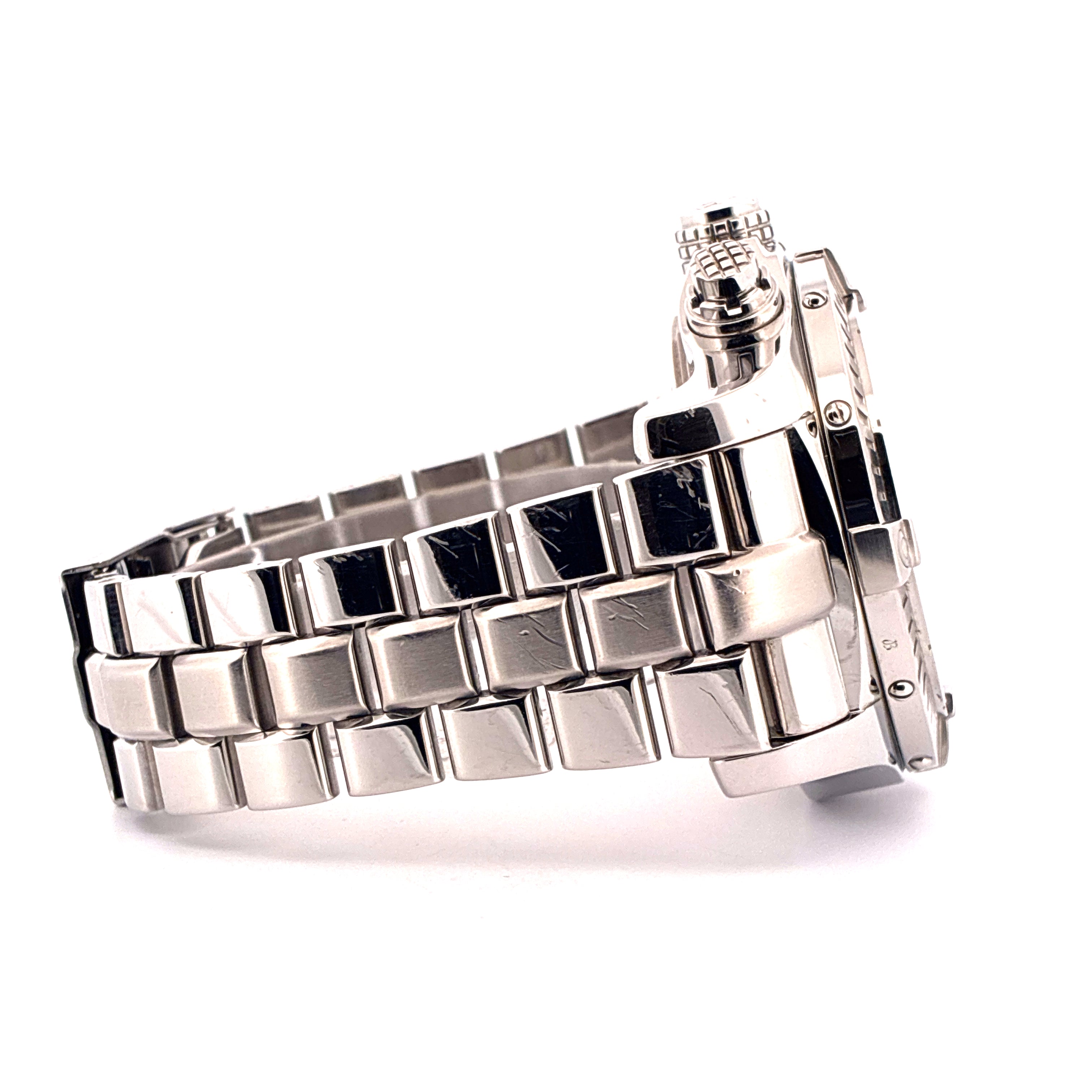 Breitling Super Avenger 43 mm Stahl Automatik Armband im Profil auf weißem Hintergrund