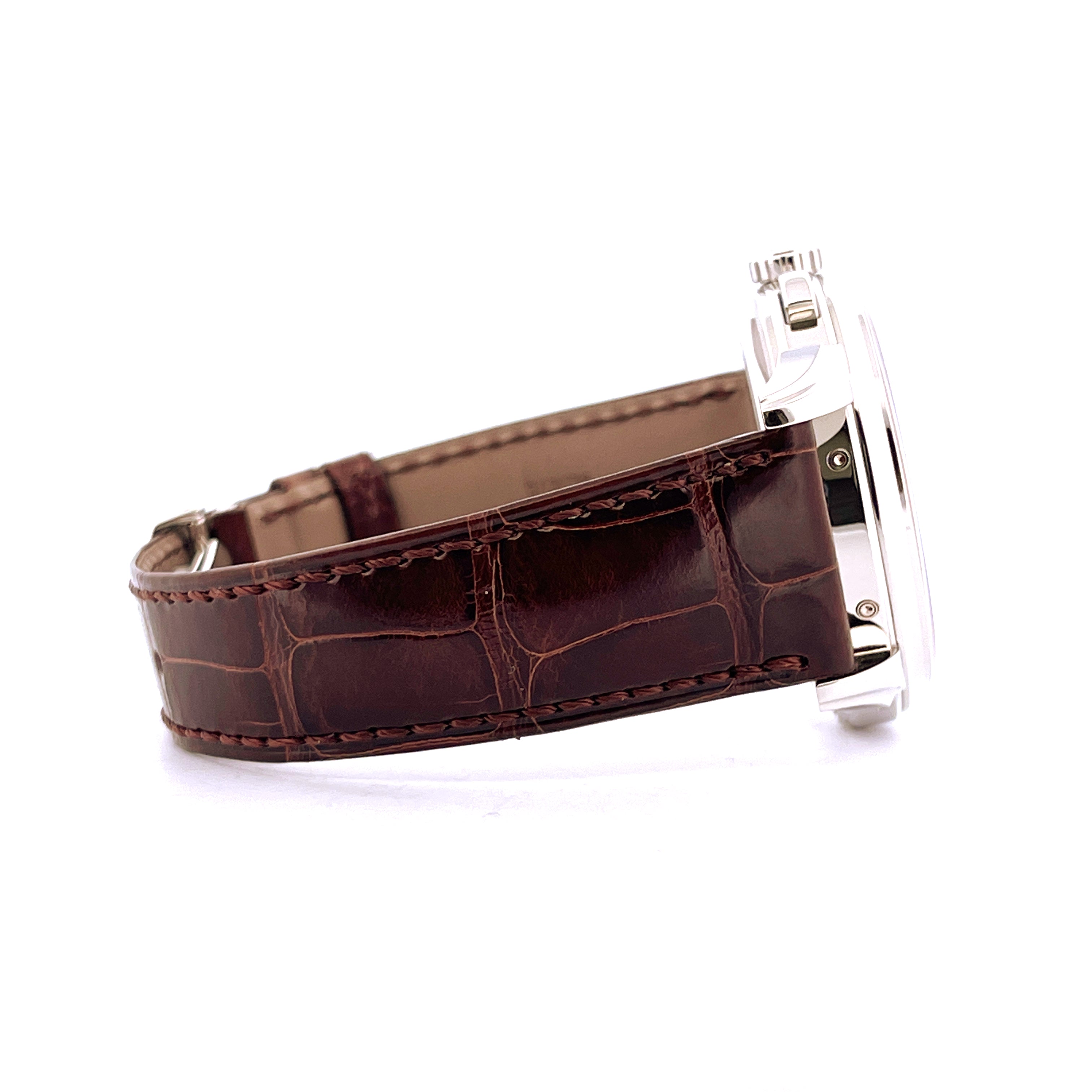 Seitenansicht einer Patek Philippe 5270P-001 mit braunem Kroko-Lederarmband auf weißem Hintergrund