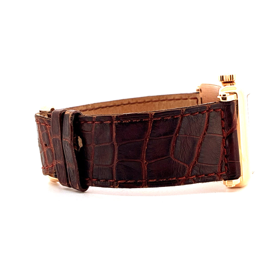 Seitenansicht eines Franck Muller Long Island Roségold Armbands mit Krokodilleder-Prägung auf weissem Hintergrund