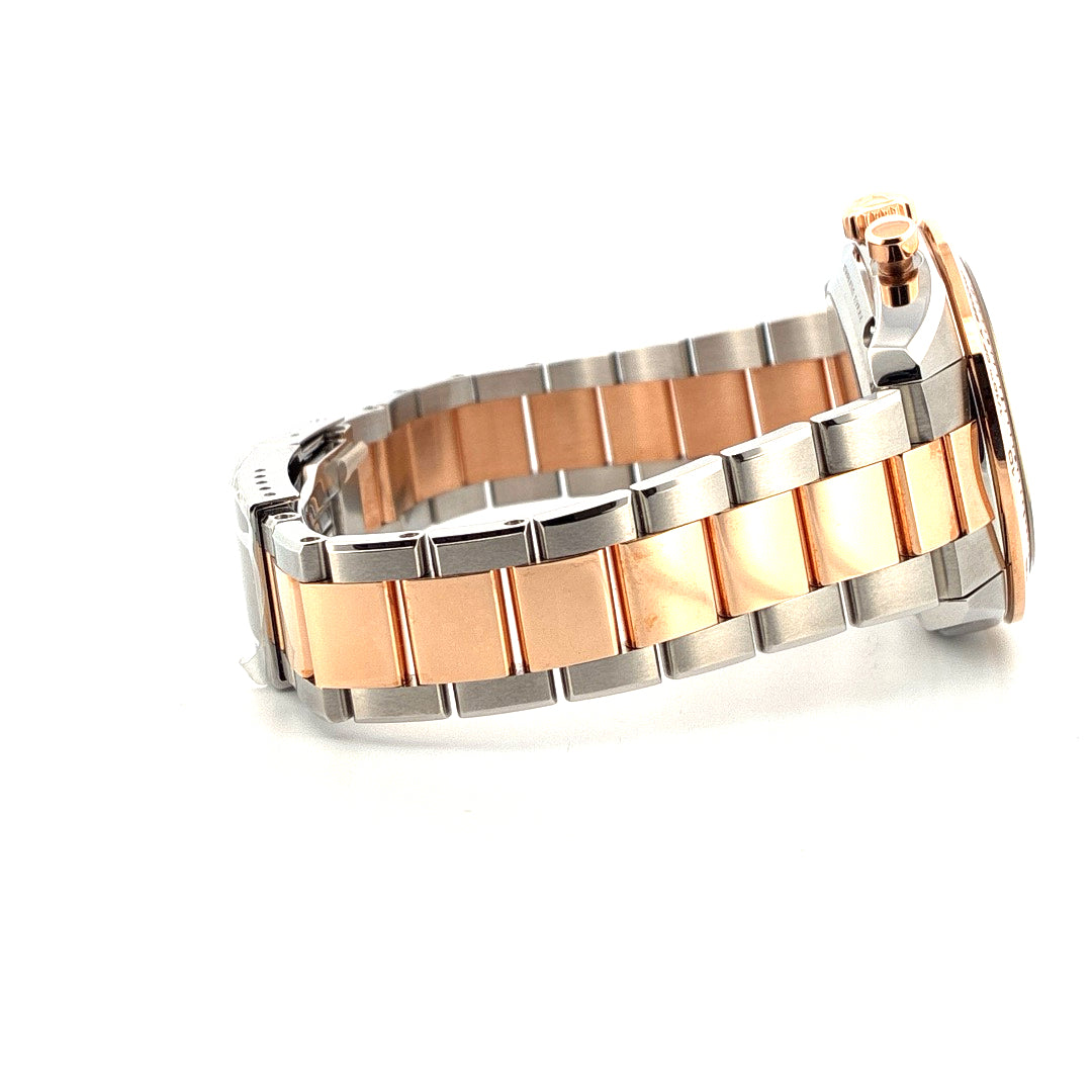 Seitenansicht einer Zenith Chronomaster Sport Bicolor aus Edelstahl und Roségold mit aufgewölbtem Glas auf weißem Hintergrund