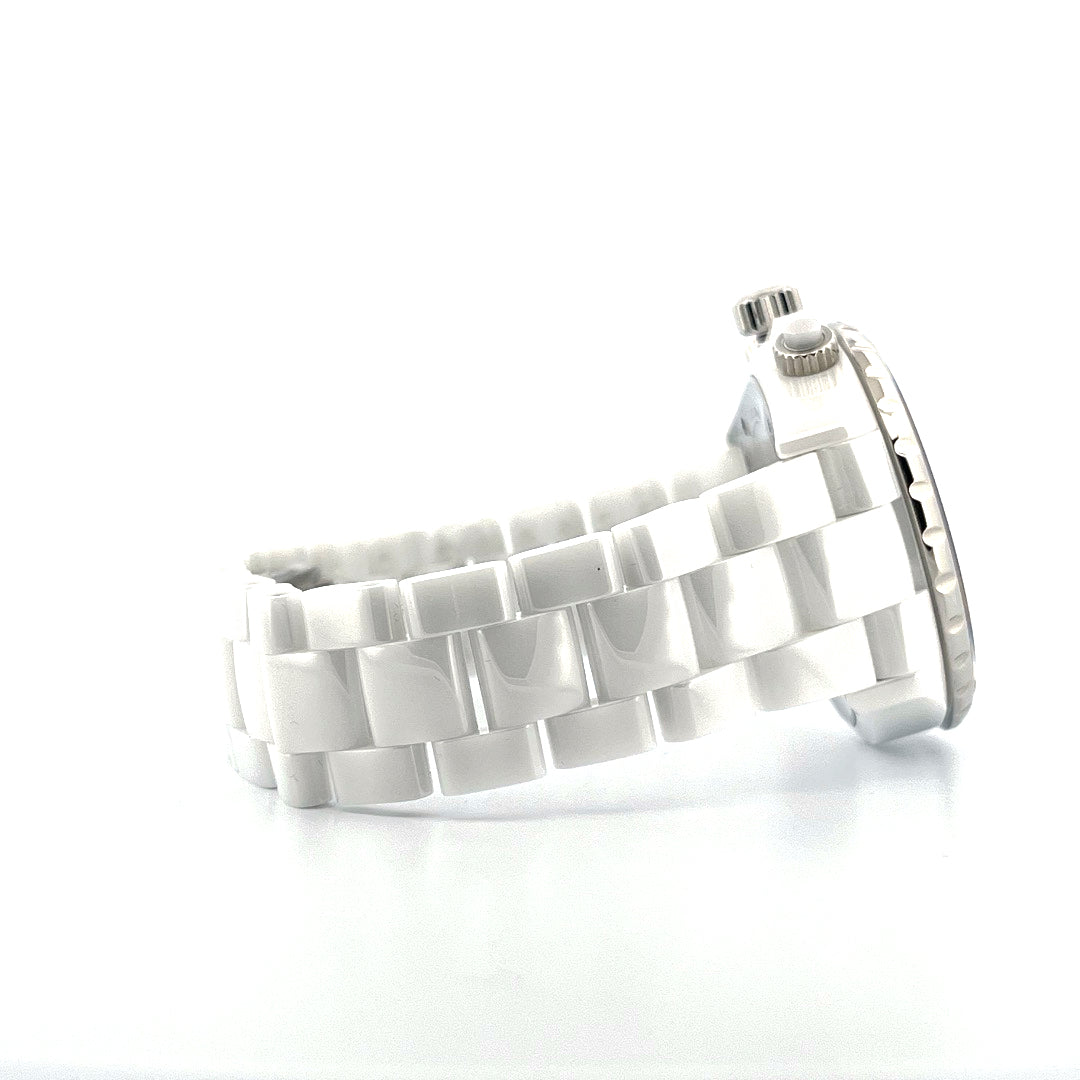 Chanel J12 Superleggera Chronograph 41mm Keramik Weiß Uhrenarmband auf weißem Hintergrund