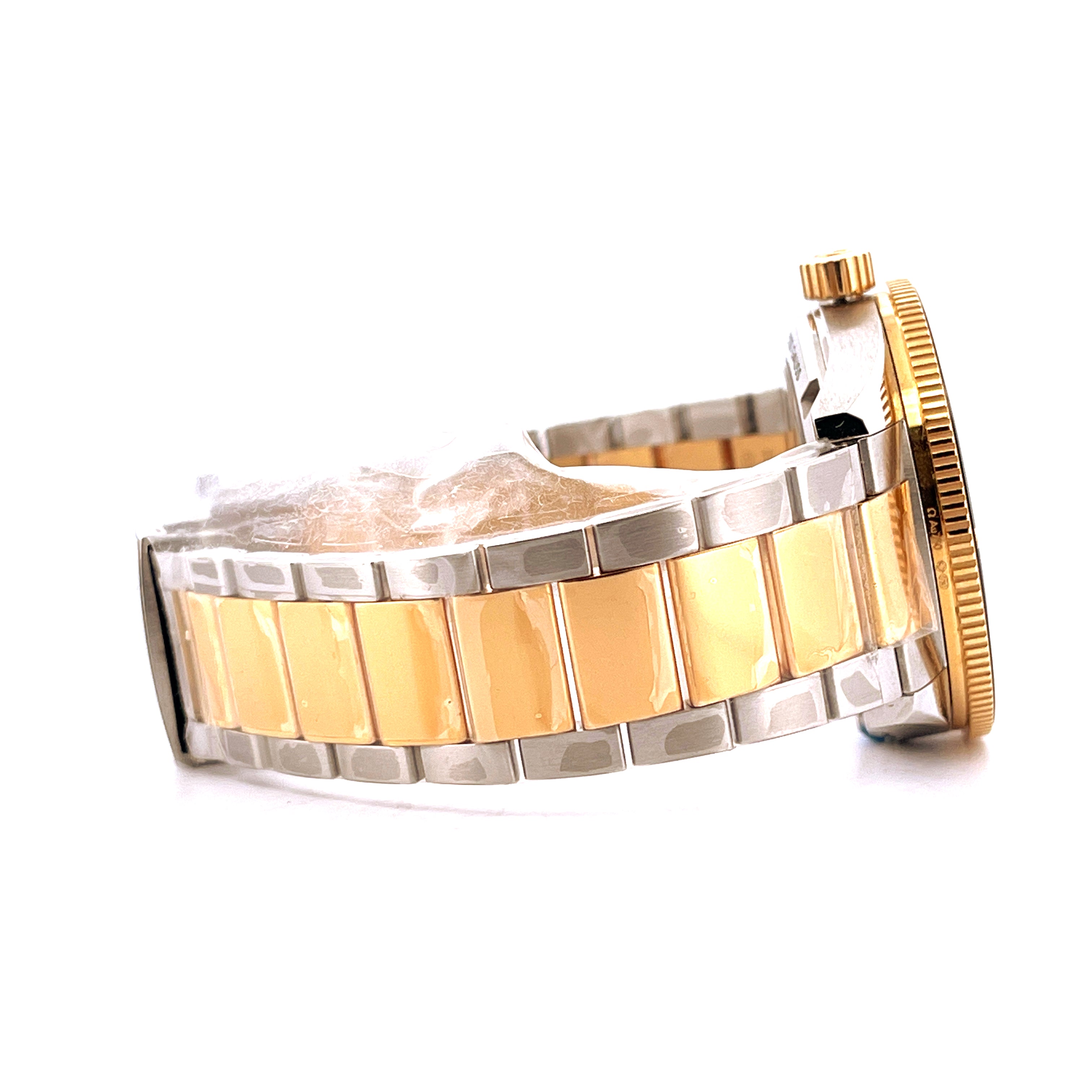 Omega Seamaster 300 Co-axial Bicolor im Seitenprofil mit Gold-Stahl-Armband auf weißem Hintergrund