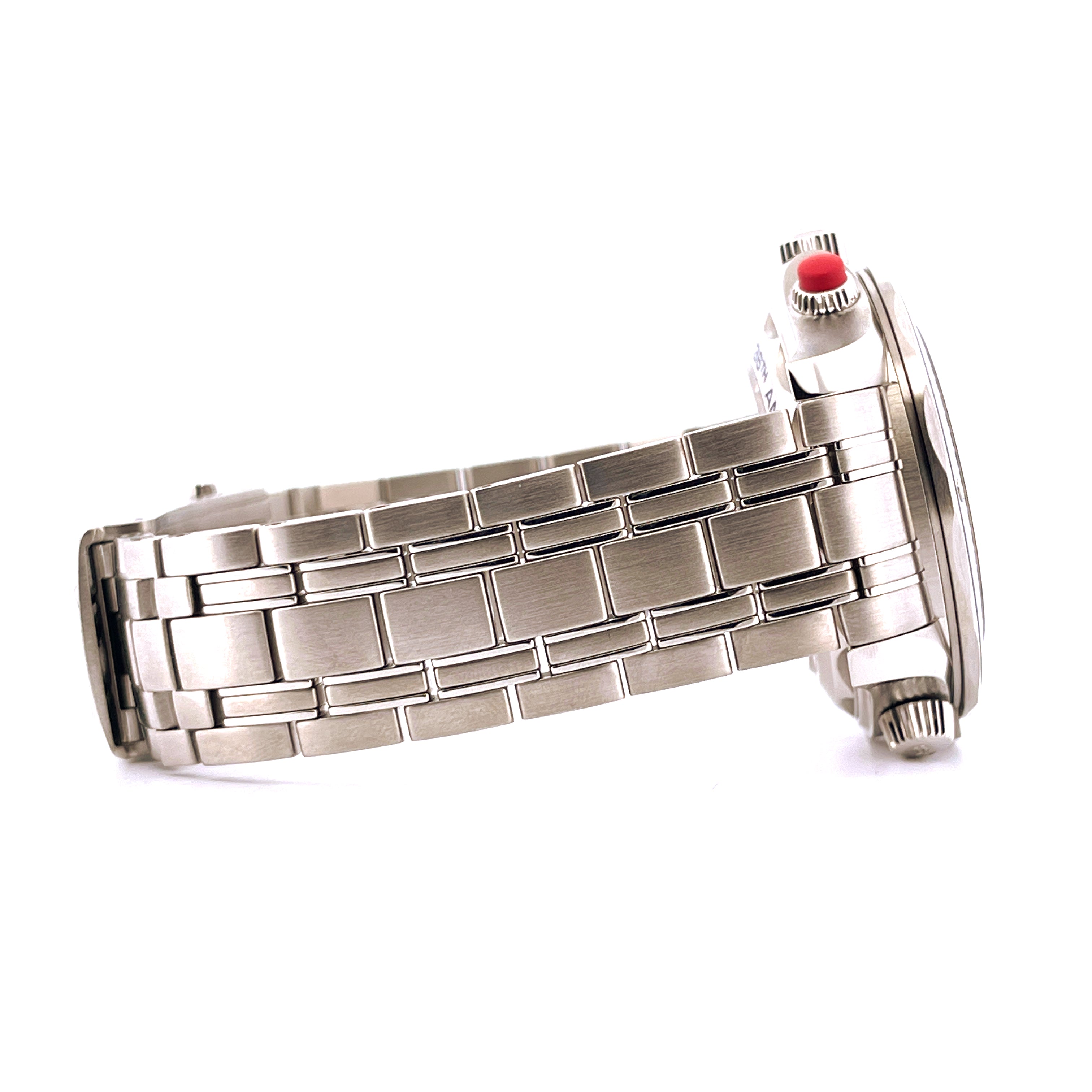 Omega Seamaster Diver 300m Automatikuhr im Stahlarmband in Seitenansicht auf weißem Hintergrund