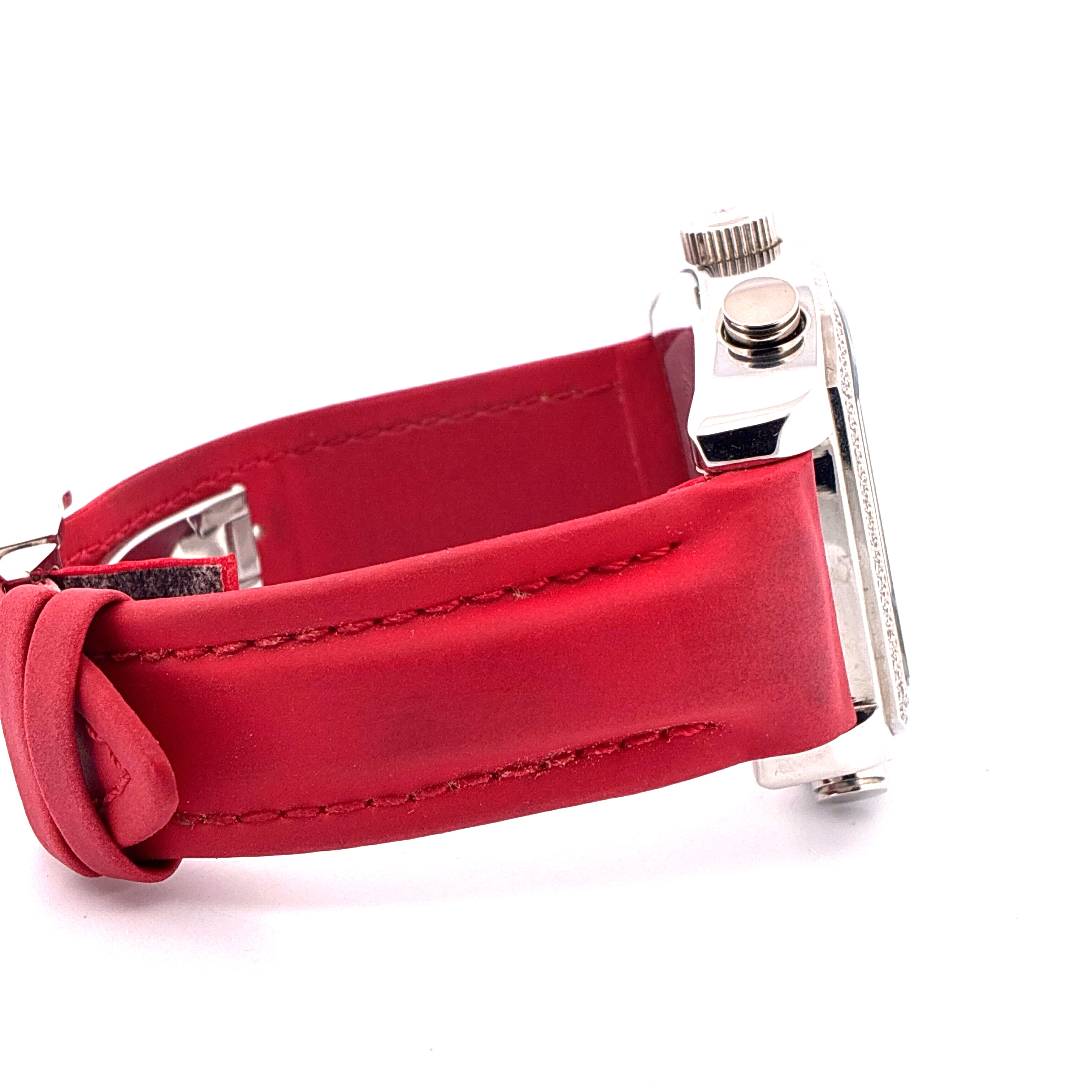 Jacob & Co. Five Time Zone Tonneau Uhr Seitenansicht mit rotem Lederarmband auf weißem Hintergrund