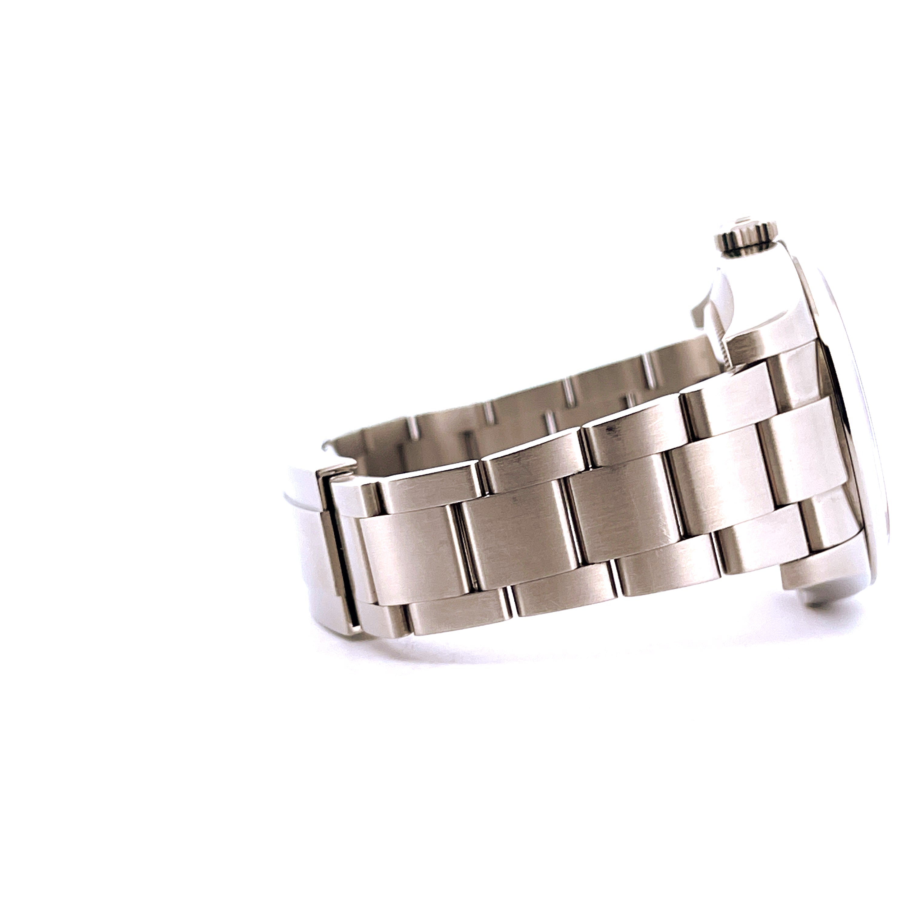 Seitenansicht einer Rolex Air King 116900 aus Stahl mit charakteristischem Oyster-Armband auf weißem Hintergrund