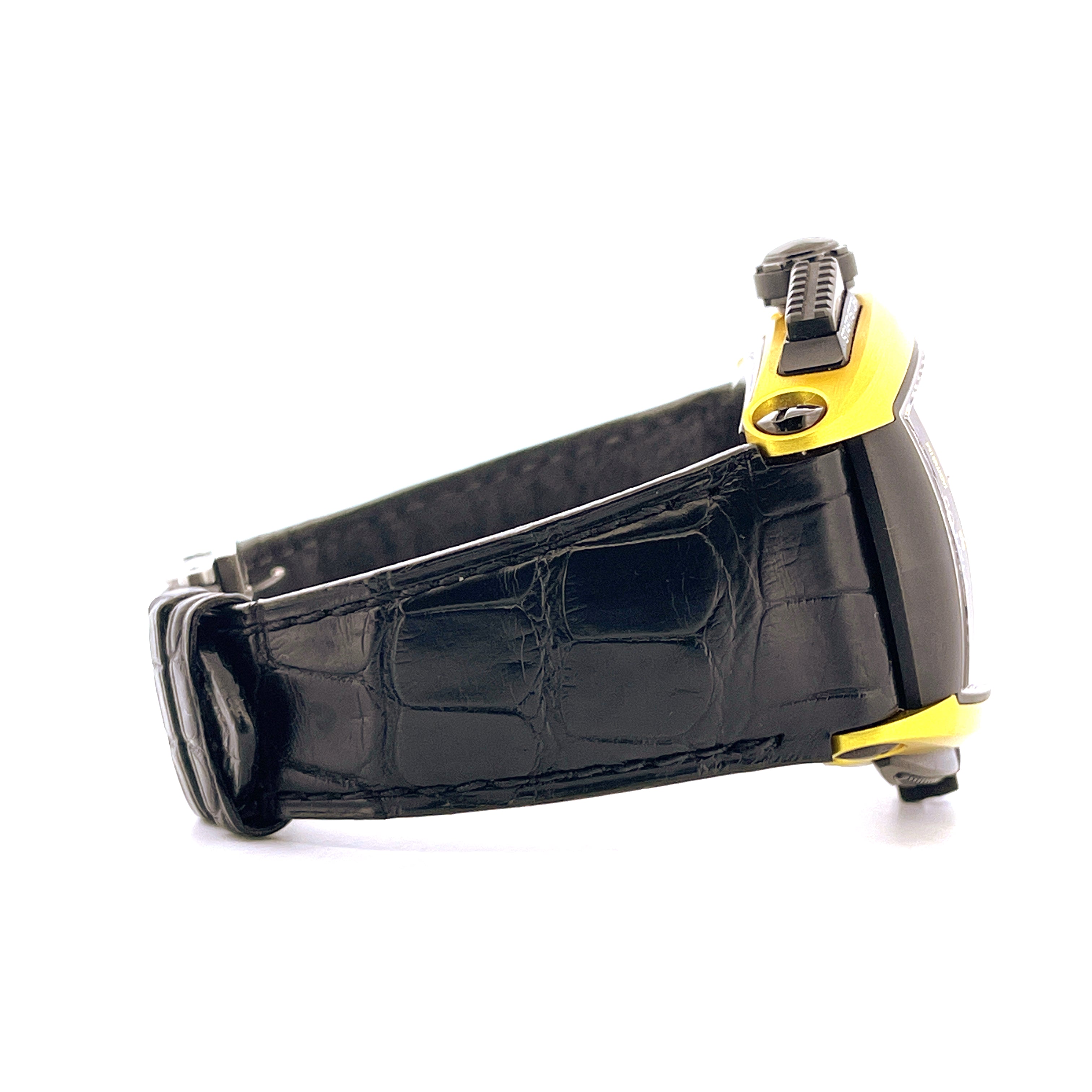 Cvstos Challenge Pilot Yellow Eagle 458 im Seitenprofil mit schwarzem Kroko-Lederarmband und gelben Akzenten auf weißem Hi…