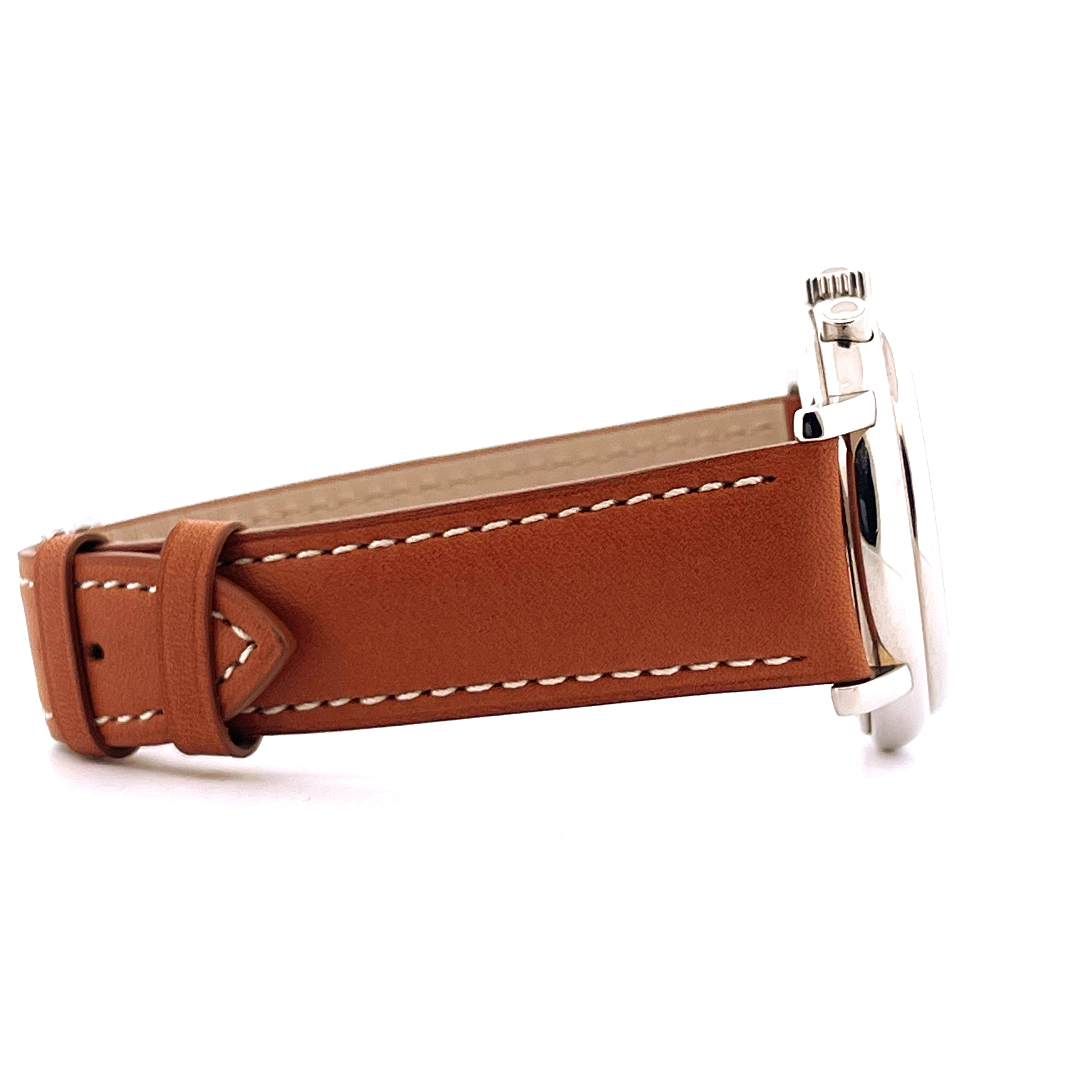 Seitenansicht eines Chopard Mille Miglia Quarz mit braunem Lederarmband auf weißem Hintergrund