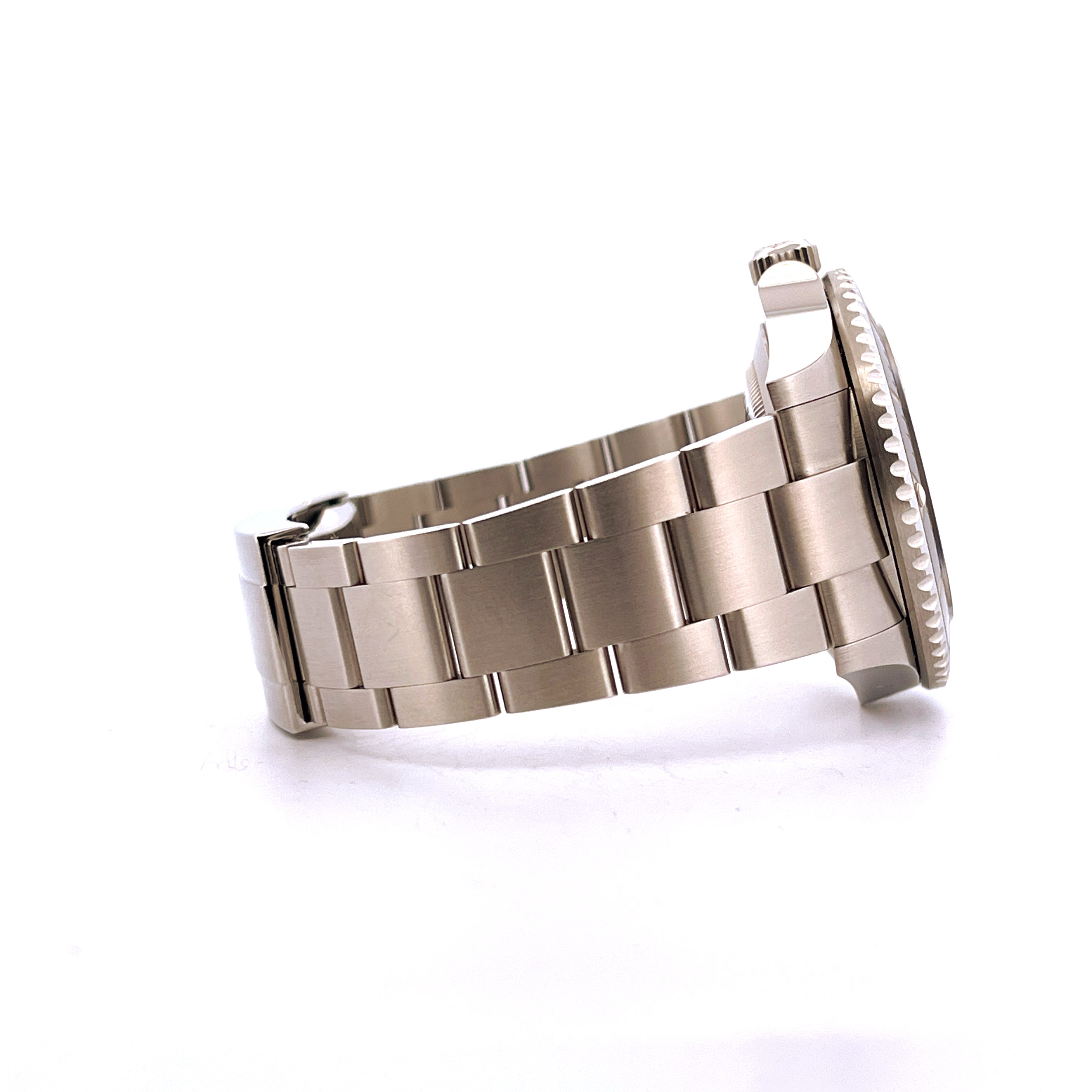 Seitenansicht einer Rolex Sea-Dweller Ref. 126600 aus Stahl mit Stahlarmband auf weißem Hintergrund