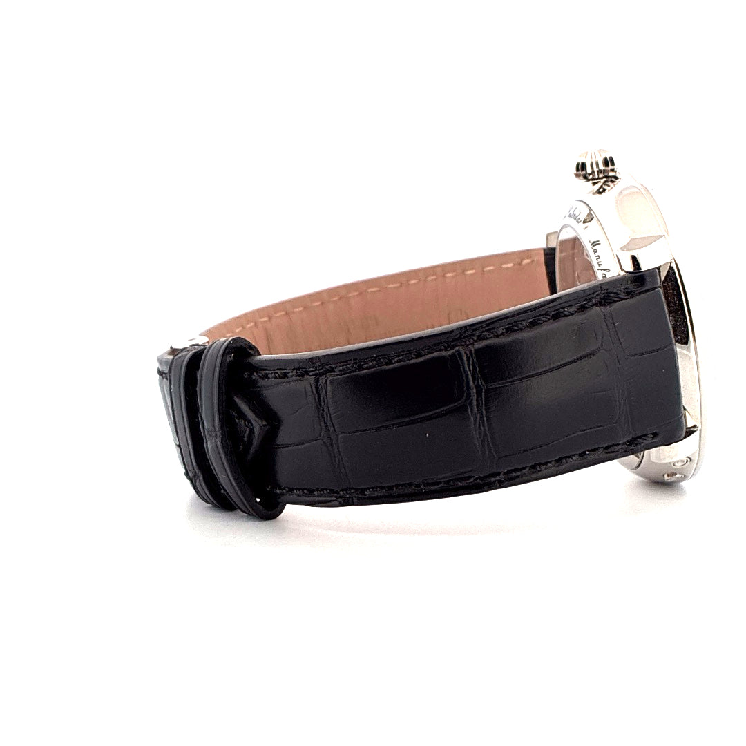 Seitenansicht eines schwarzen Lederarmbands an einer Frederique Constant Classics Manufacture Ewiger Kalender Uhr
