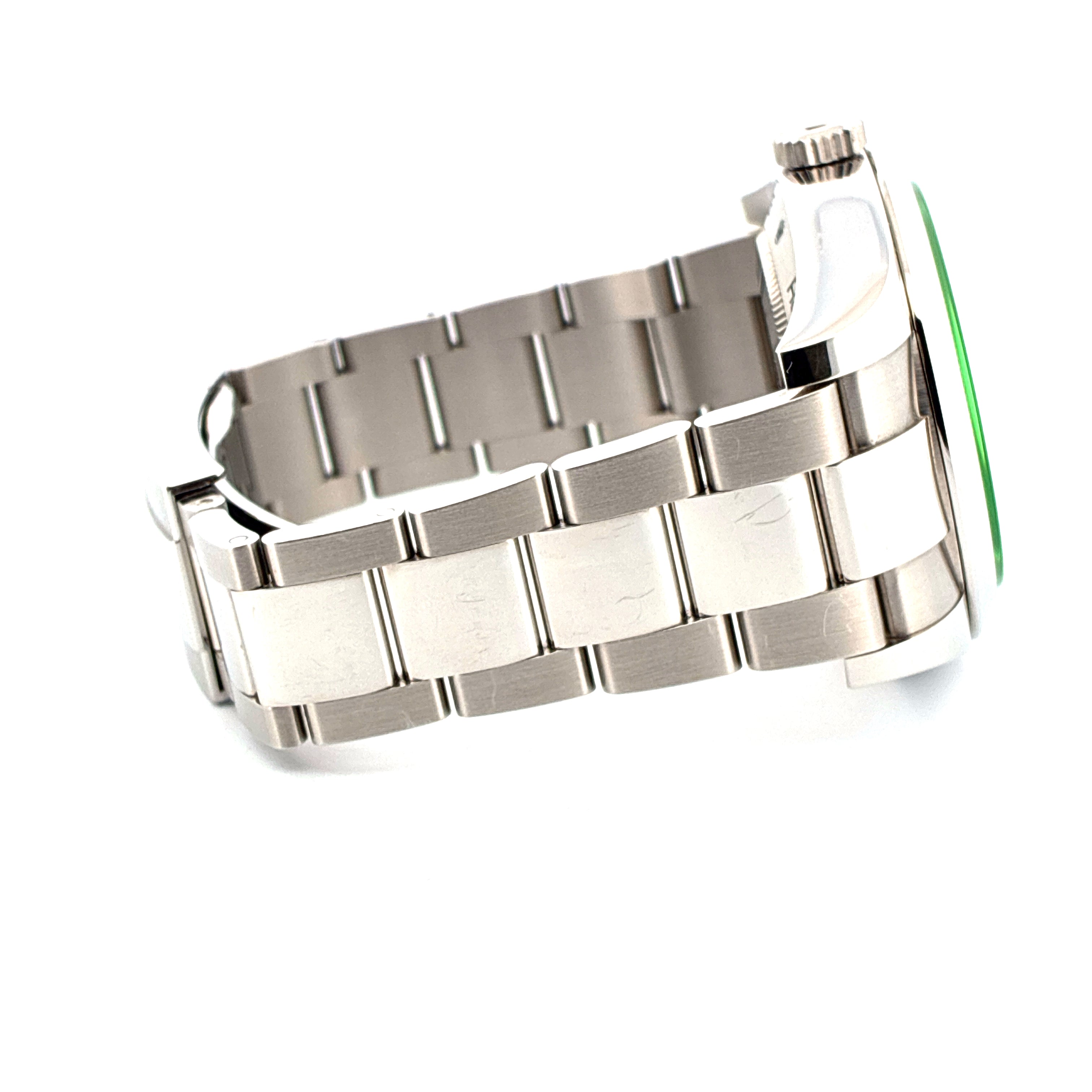 Seitenansicht einer Rolex Milgauss mit Stahlband, grünem Zifferblatt und Stahlgehäuse auf weißem Hintergrund