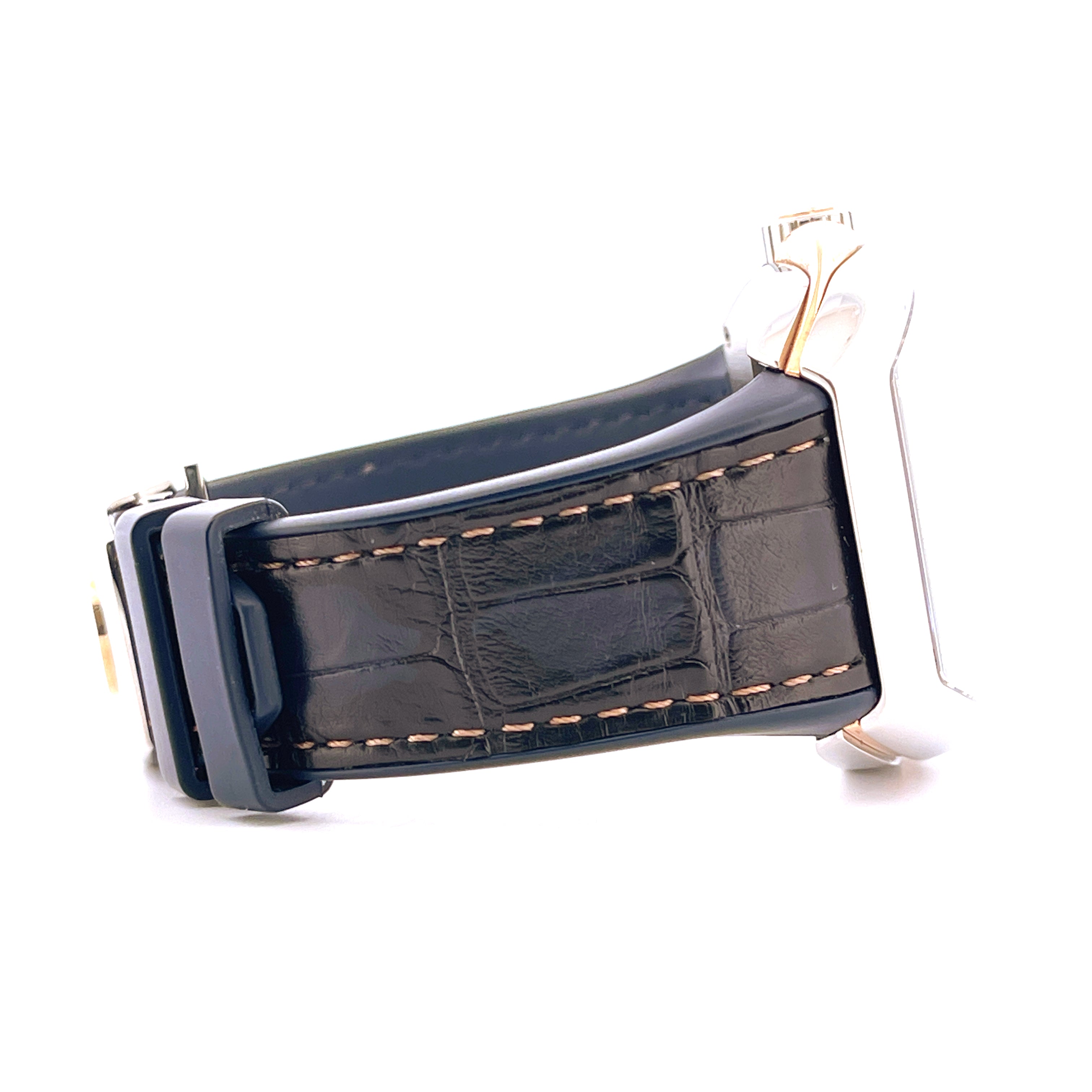 Nahaufnahme des schwarzen Lederarmbands mit Naht und einer goldenen Lünette einer Franck Muller Vanguard Uhr