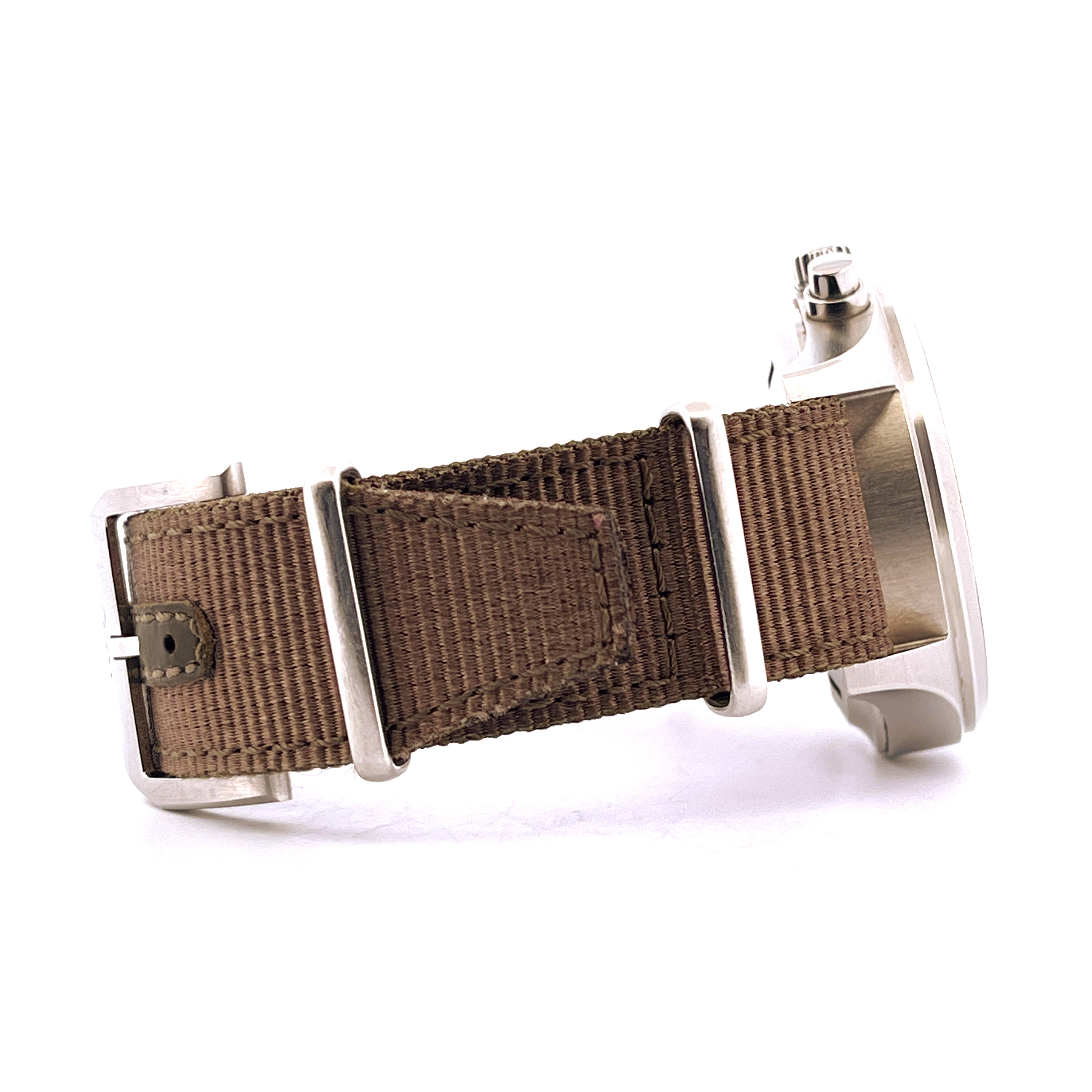 IWC Fliegeruhr Chronograph Ref. 371701 Seitenansicht mit braunem Stoffband und Edelstahldetails auf weißem Hintergrund