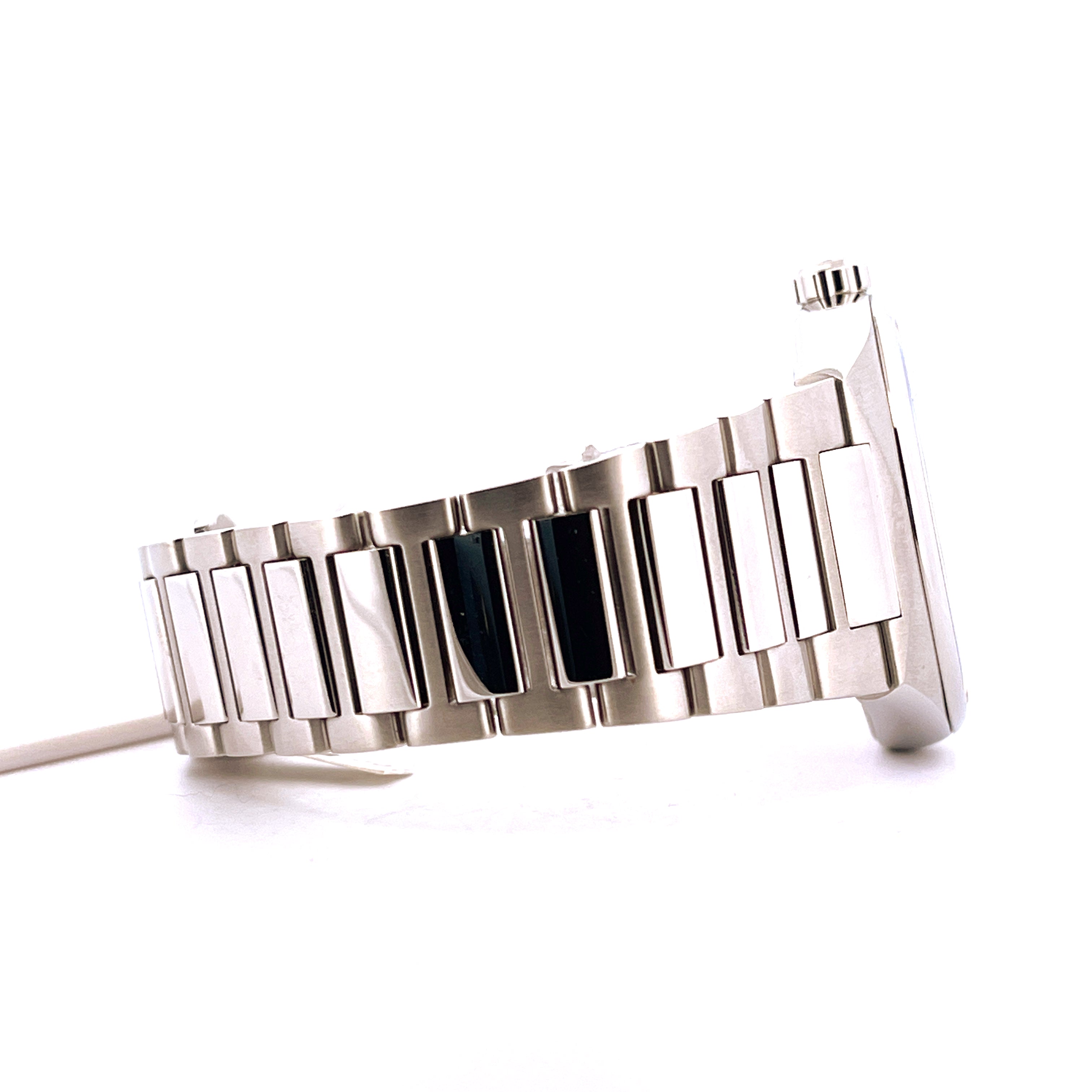 Frederique Constant Highlife Skeleton Automatik Stahlarmband mit blauen Akzenten auf weißem Hintergrund