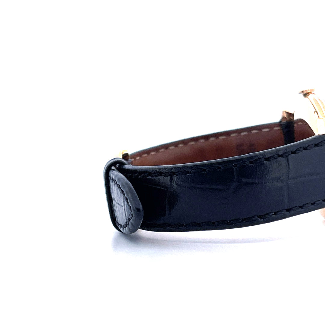 Seitenansicht eines schwarzen Lederarmbands mit Krokoprägung einer IWC Shark Fin Uhr