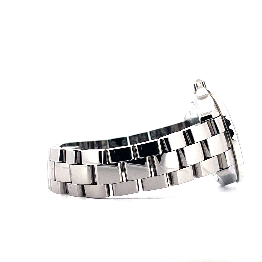 Chanel J12 33mm grau mit Keramikgehäuse und Metallarmband in Seitenansicht auf weißem Hintergrund