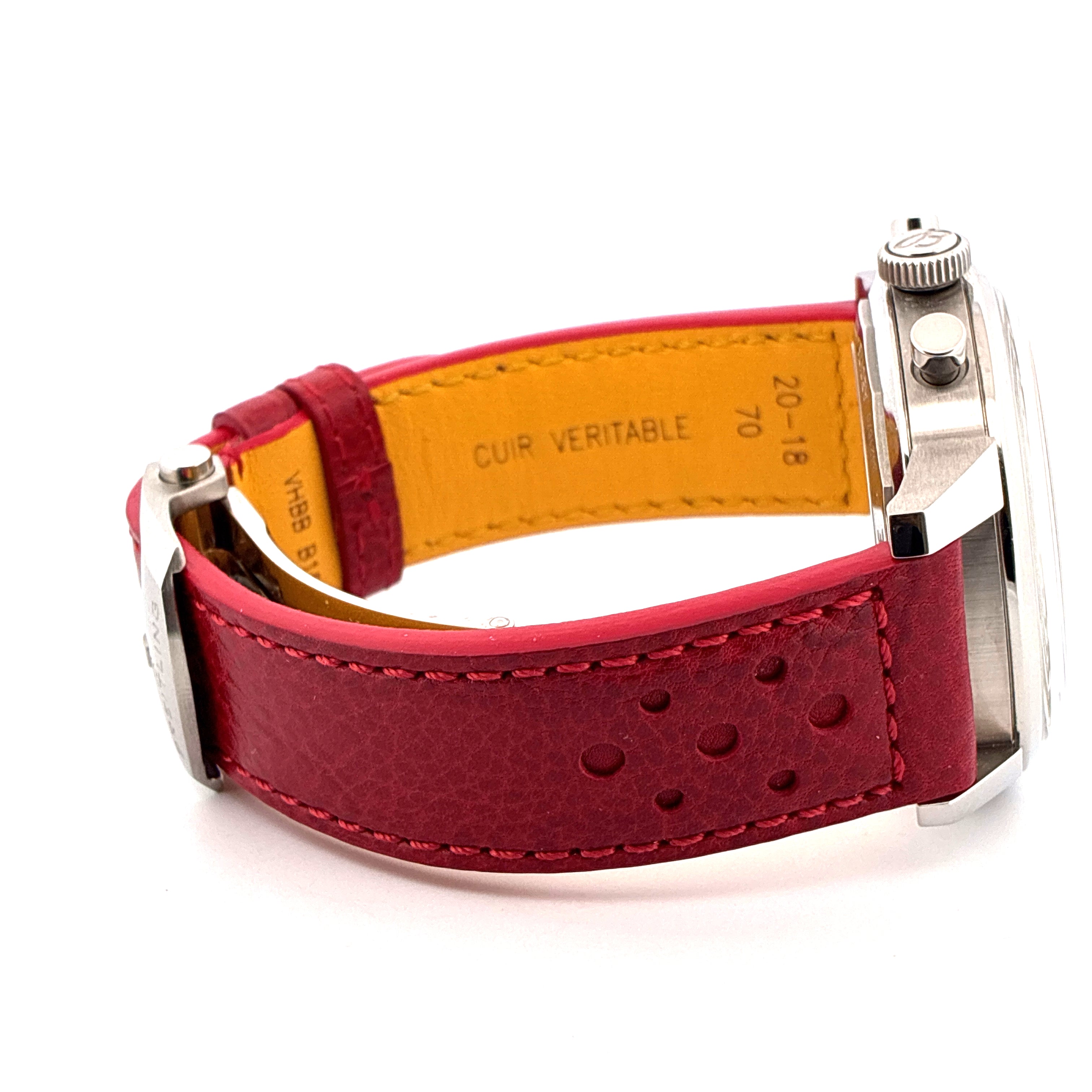 Breitling Top Time B01 Ford Thunderbird mit rotem Lederarmband auf weißem Hintergrund