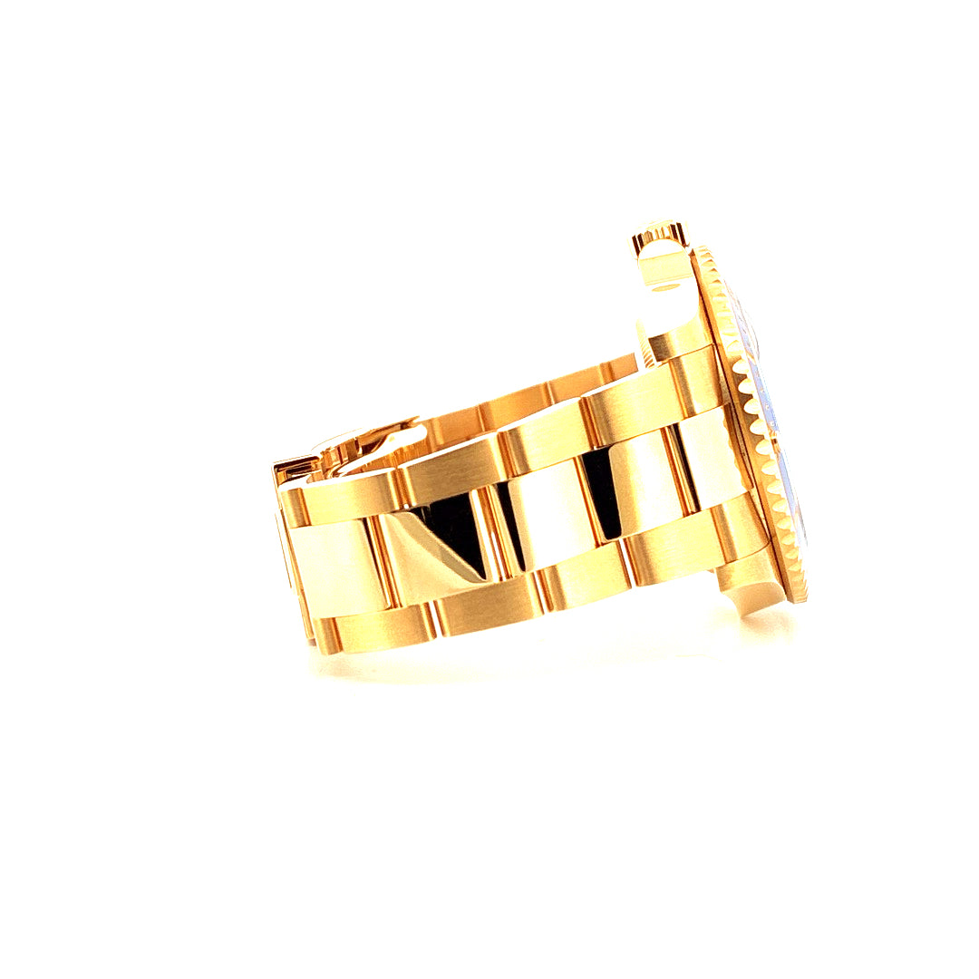 Seitenansicht einer Rolex Submariner 126618LB Date Gelbgold mit massivem Armband auf weißem Hintergrund