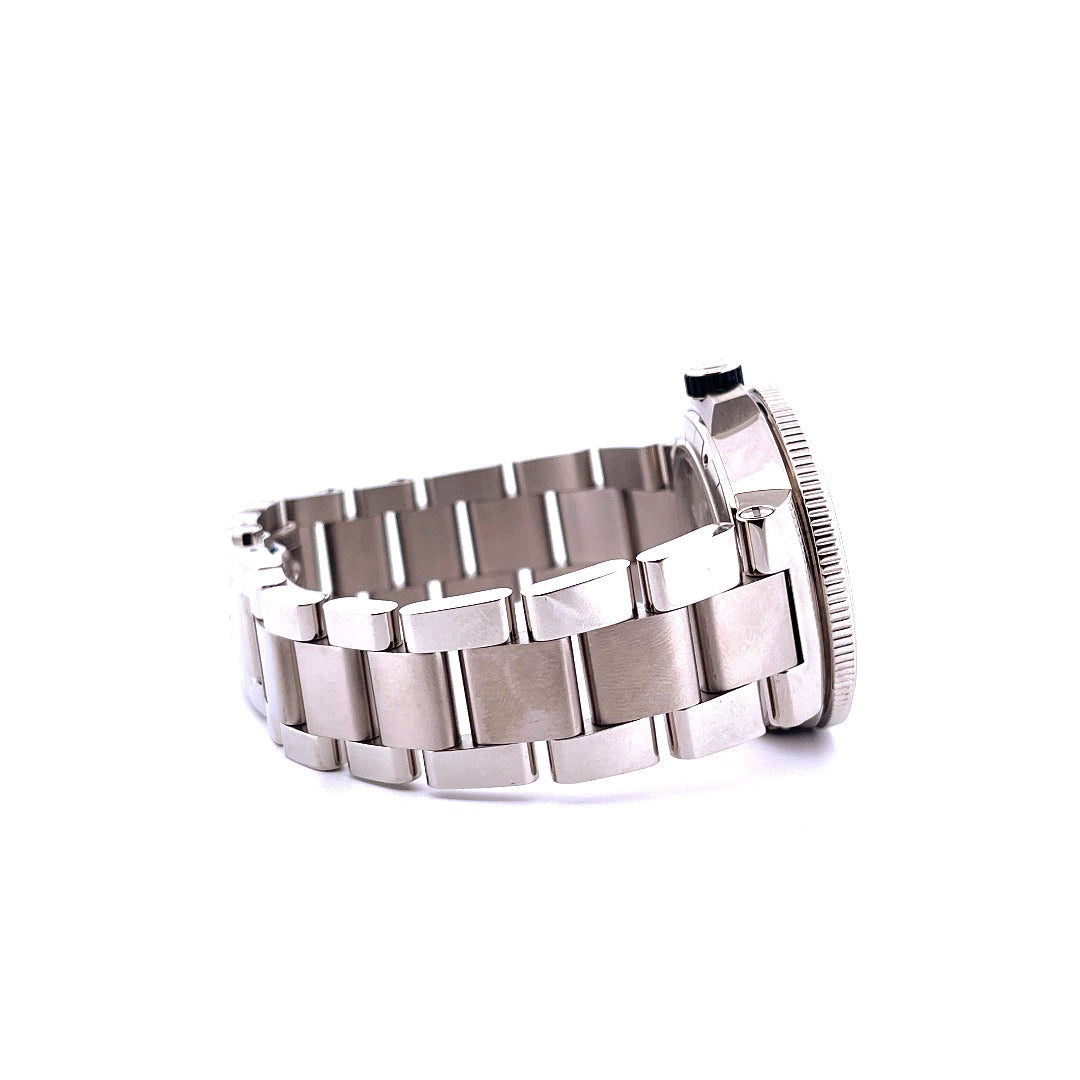 Ulysse Nardin Marine Chronometer Annual Calendar in Stahl Seitenansicht mit Metallarmband auf weißem Hintergrund