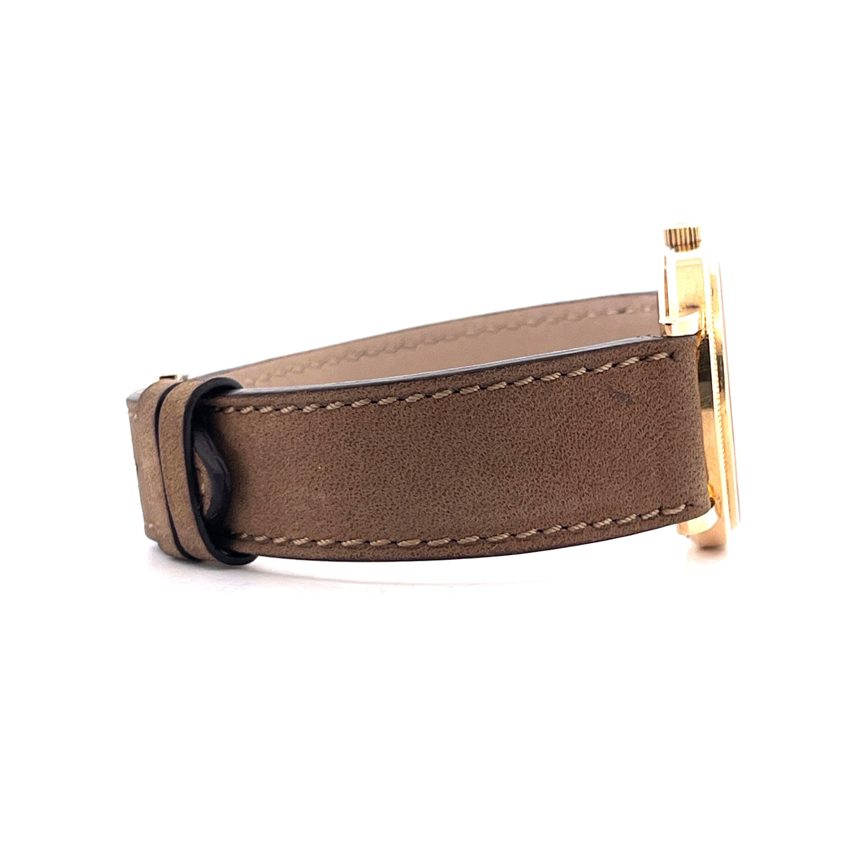Seitenansicht einer Patek Philippe Calatrava 3802 Automatik mit gelbgoldenem Gehäuse und braunem Lederarmband