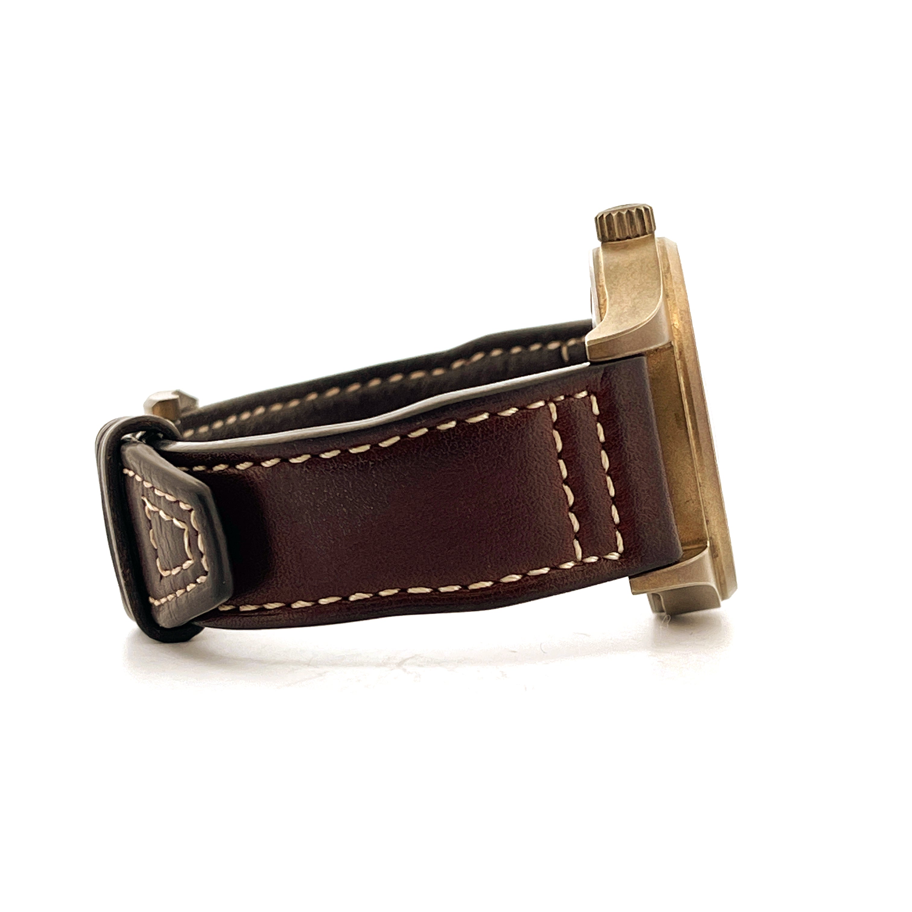 Seitenansicht einer IWC Spitfire Automatic Green Bronze Uhr mit braunem Lederarmband