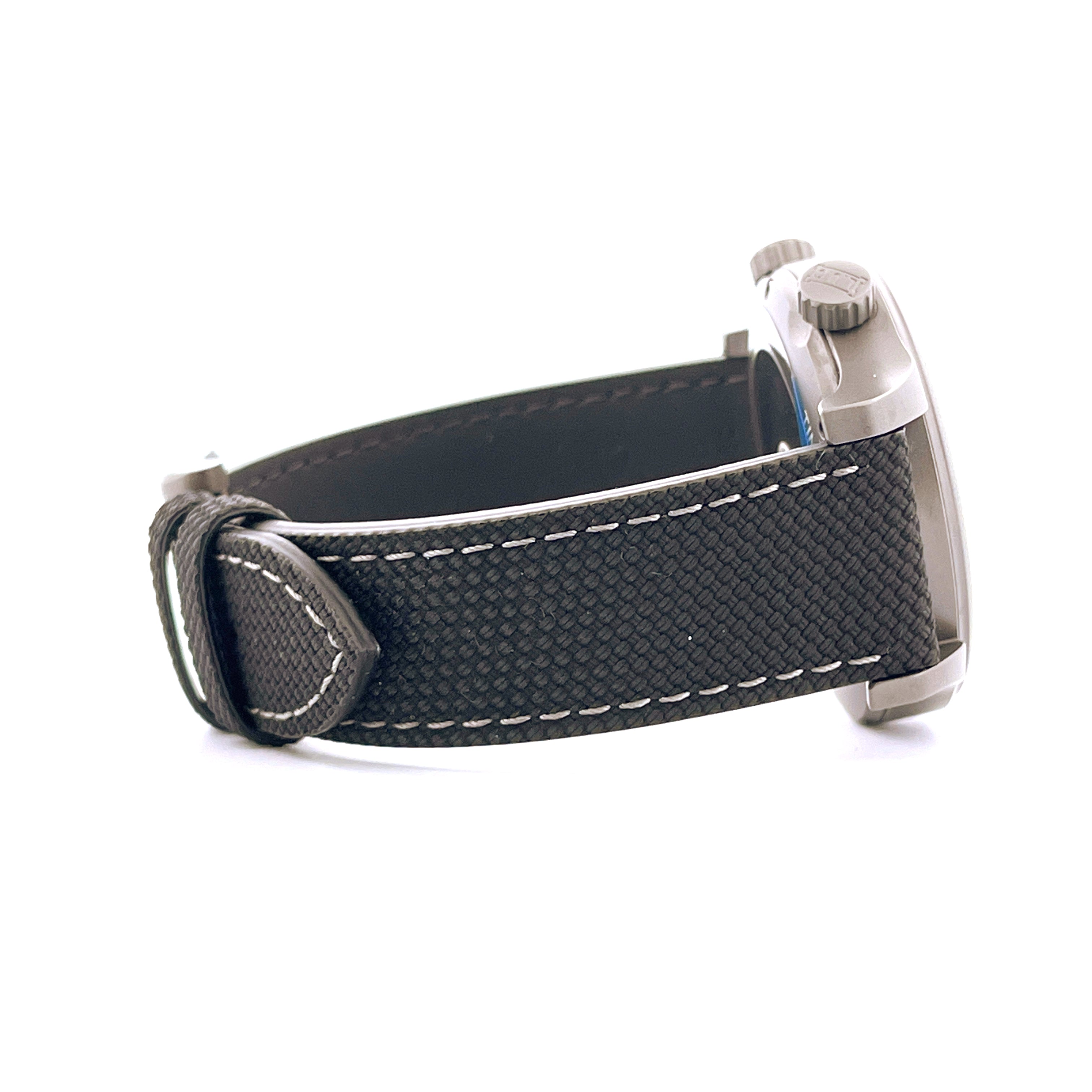 Chopard L.u.c Time Traveler One Black 1 of 250 im Profil auf weißem Hintergrund mit schwarzem Armband aus Stoff mit weißen…