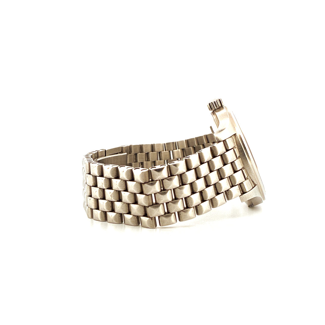 IWC Spitfire Mark XV im Profil mit Edelstahlarmband auf weißem Hintergrund