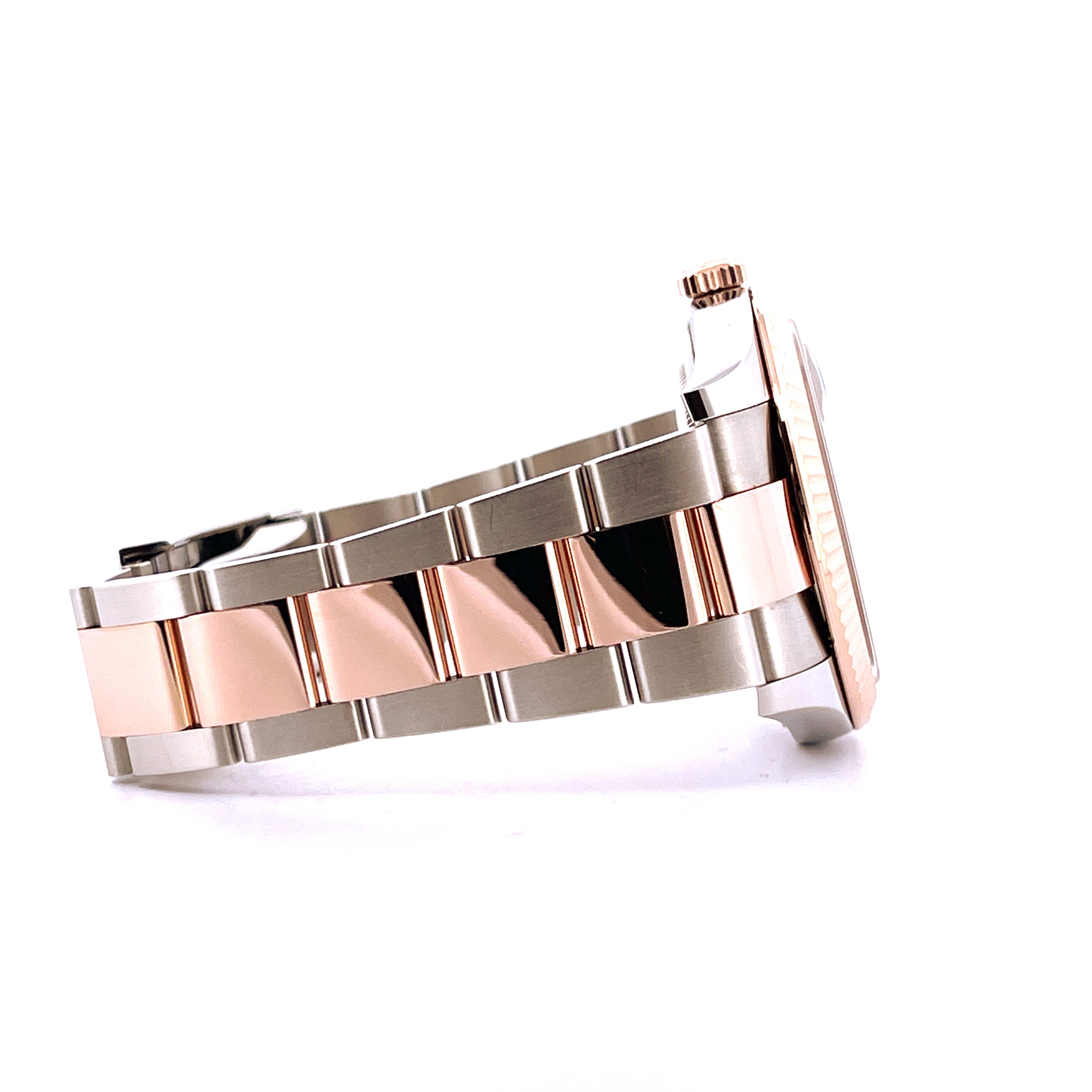 Seitenansicht eines Rolex Datejust 41 Steel&Gold Armbands mit zwei Farben und weißem Hintergrund