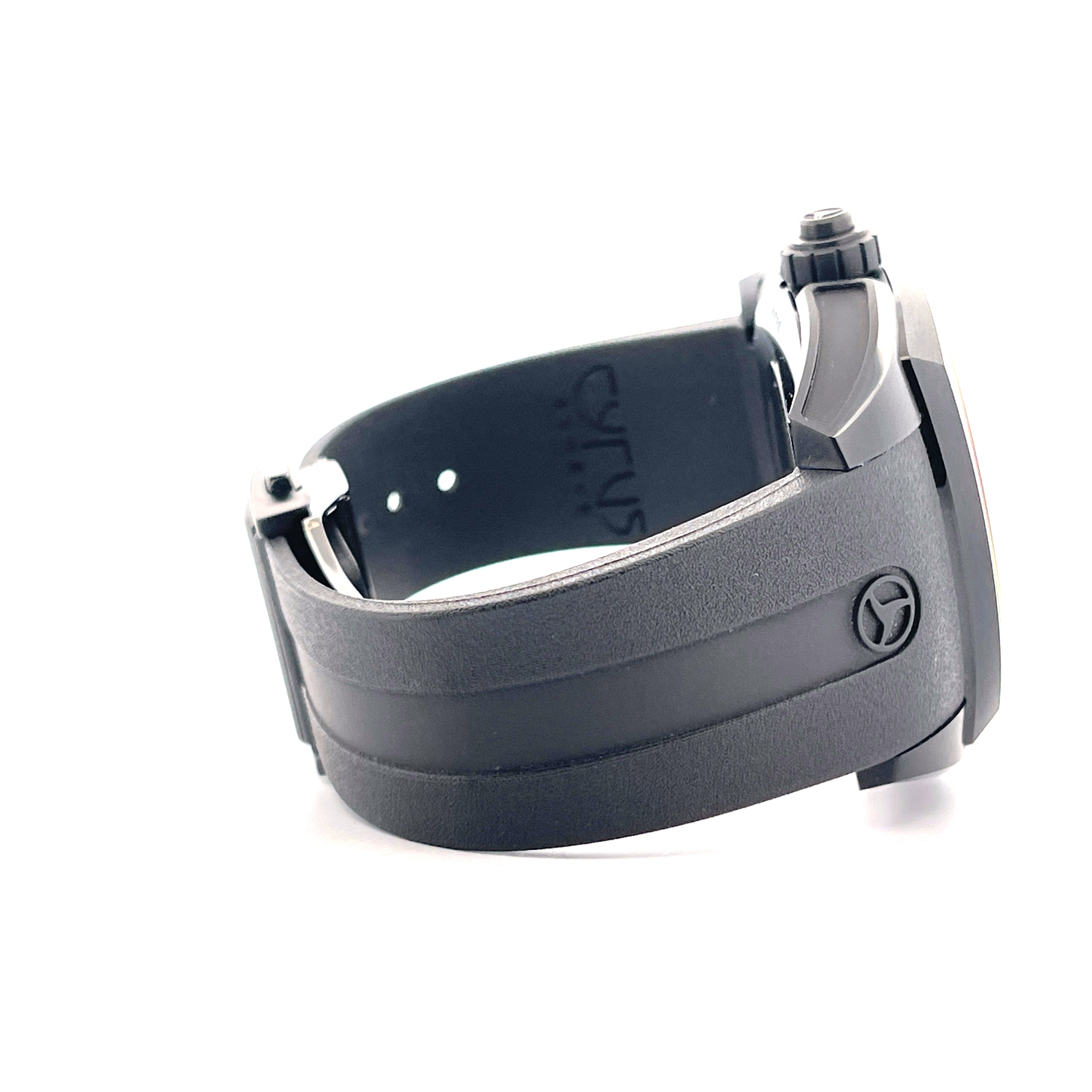 Cyrus Klepcys Chronograph Black DLC Steel aus Titan DLC mit schwarzem Kautschukband im Profil auf weißem Hintergrund