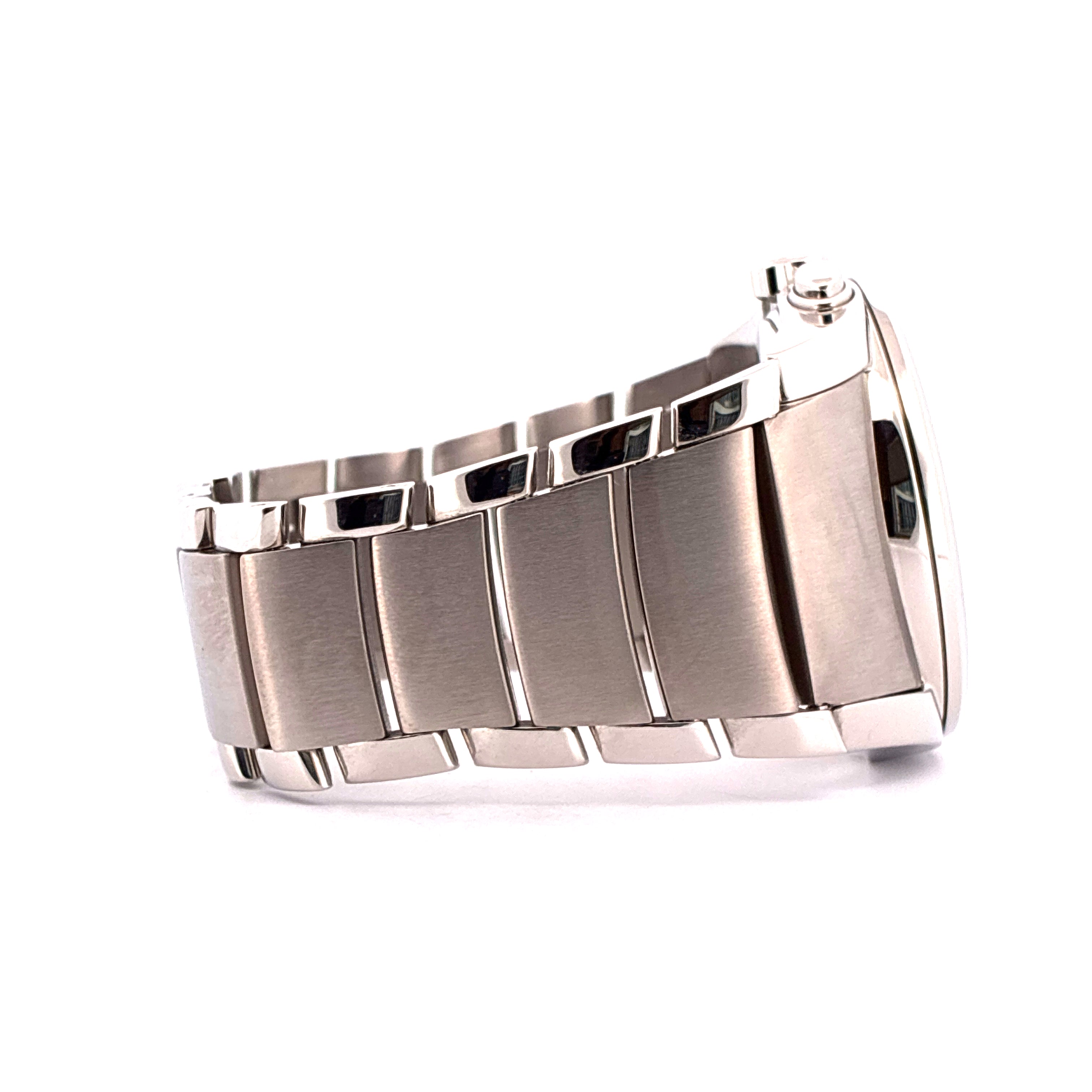 Parmigiani Fleurier Tonda Metrographe im Profil auf weissem Hintergrund, Stahlgehäuse und Gliederarmband