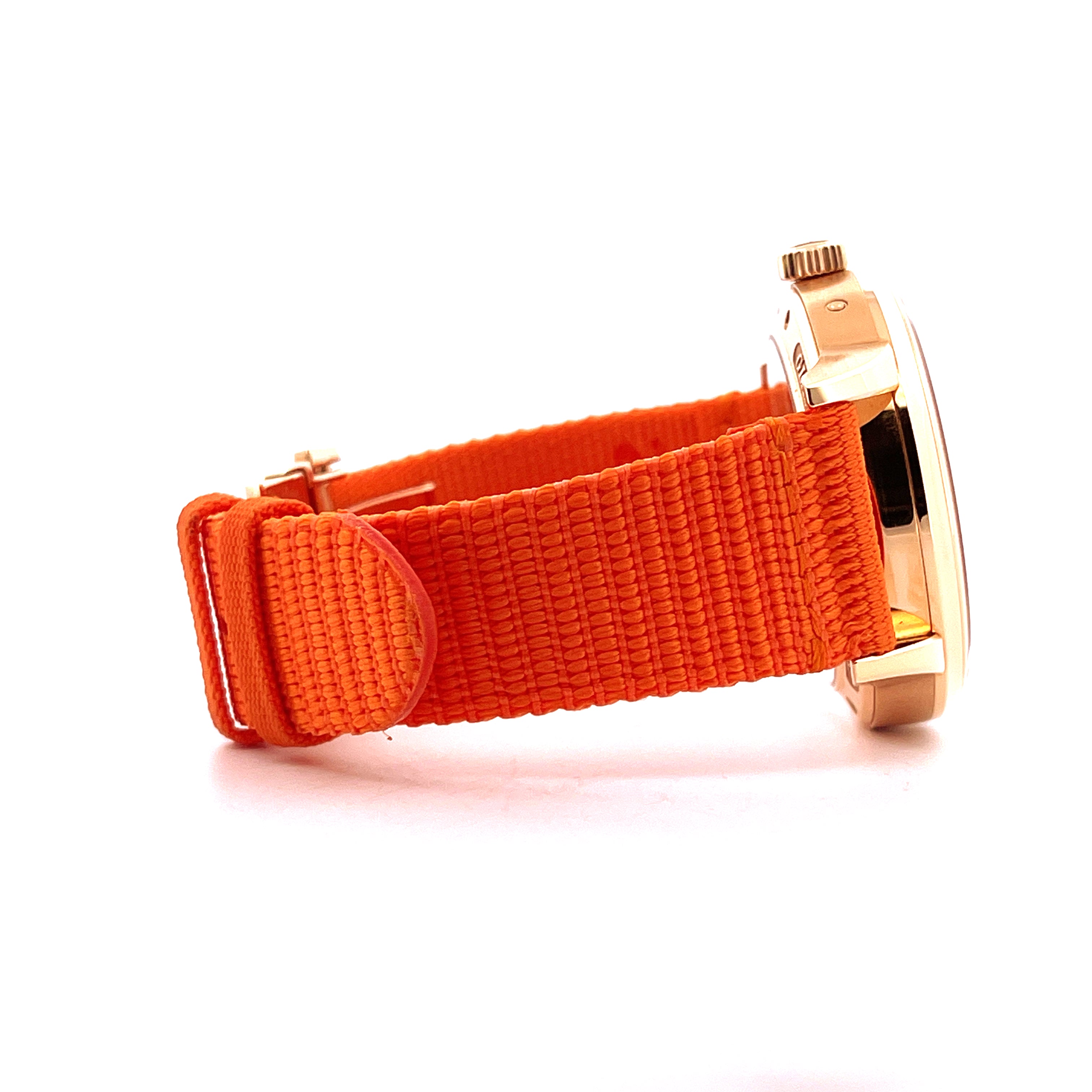 Seitenansicht einer Glashütte Original Panomaticcalendar Roségold Uhr mit orangefarbenem Textilarmband