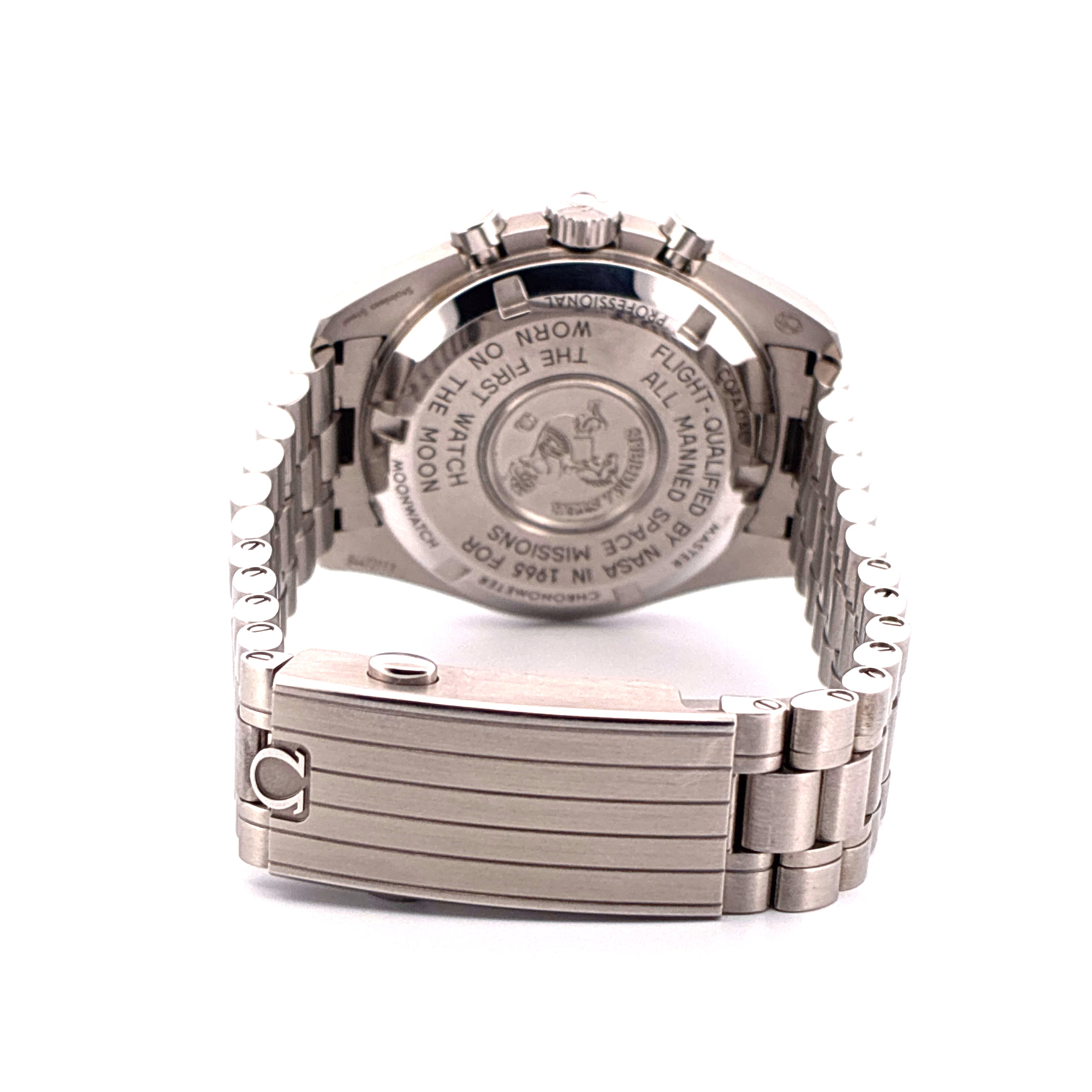Rückansicht einer Omega Speedmaster Professional Moonwatch aus Edelstahl mit prägnanter Gravur und schlichtem Edelstahlarm…