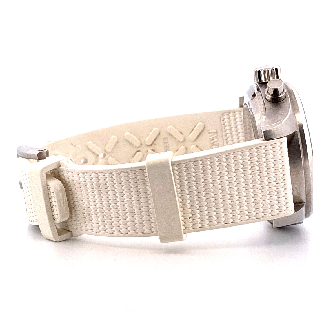 Seitenansicht einer IWC Pilot's Watch Chronograph mit weißem Band und Edelstahldetails auf weißem Hintergrund