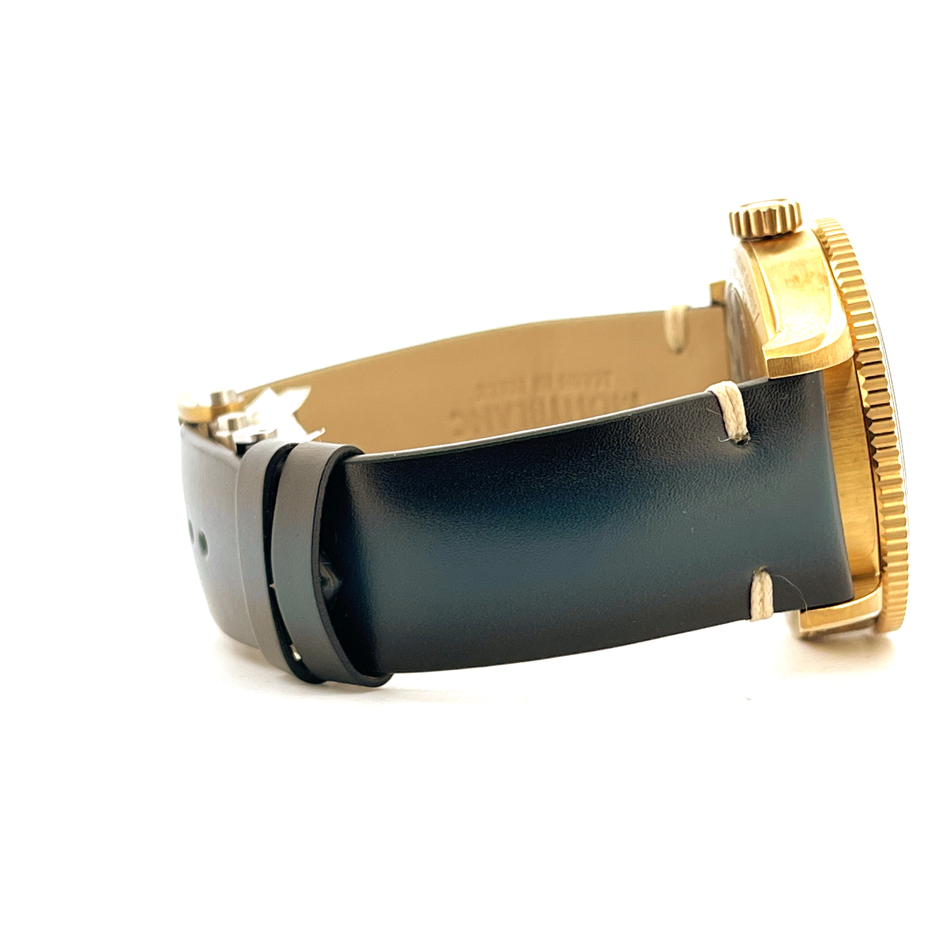 Montblanc Geosphere 0 Oxygen Limited Edition 42 mm 1858 Armbanduhr, Seitenansicht mit Bronzegeschwungenem Gehäuse und schw…