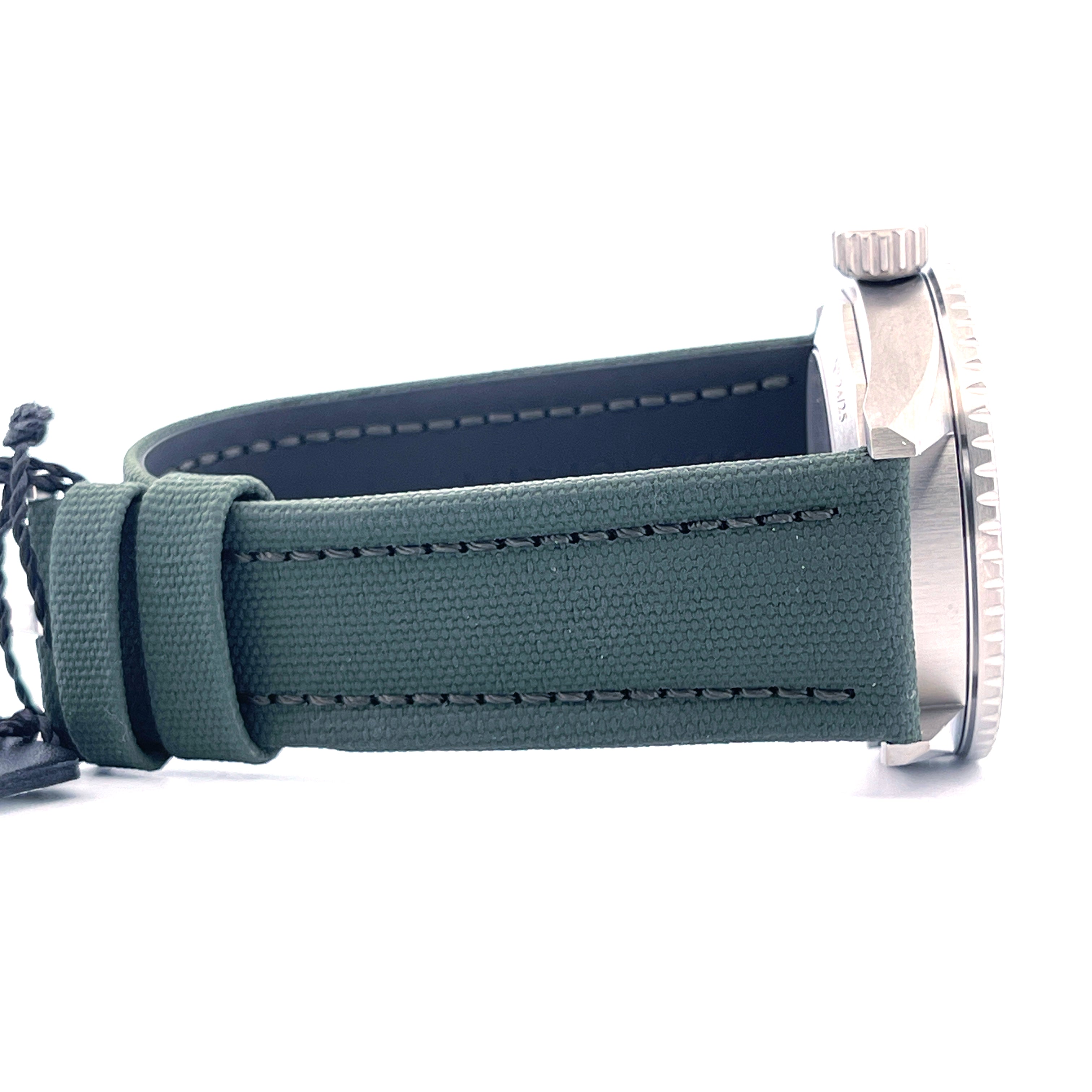 Blancpain Fifty Fathoms Bathyscaphe SYLT EDITION, Seitenansicht mit grünem Stoffarmband und Titangehäuse