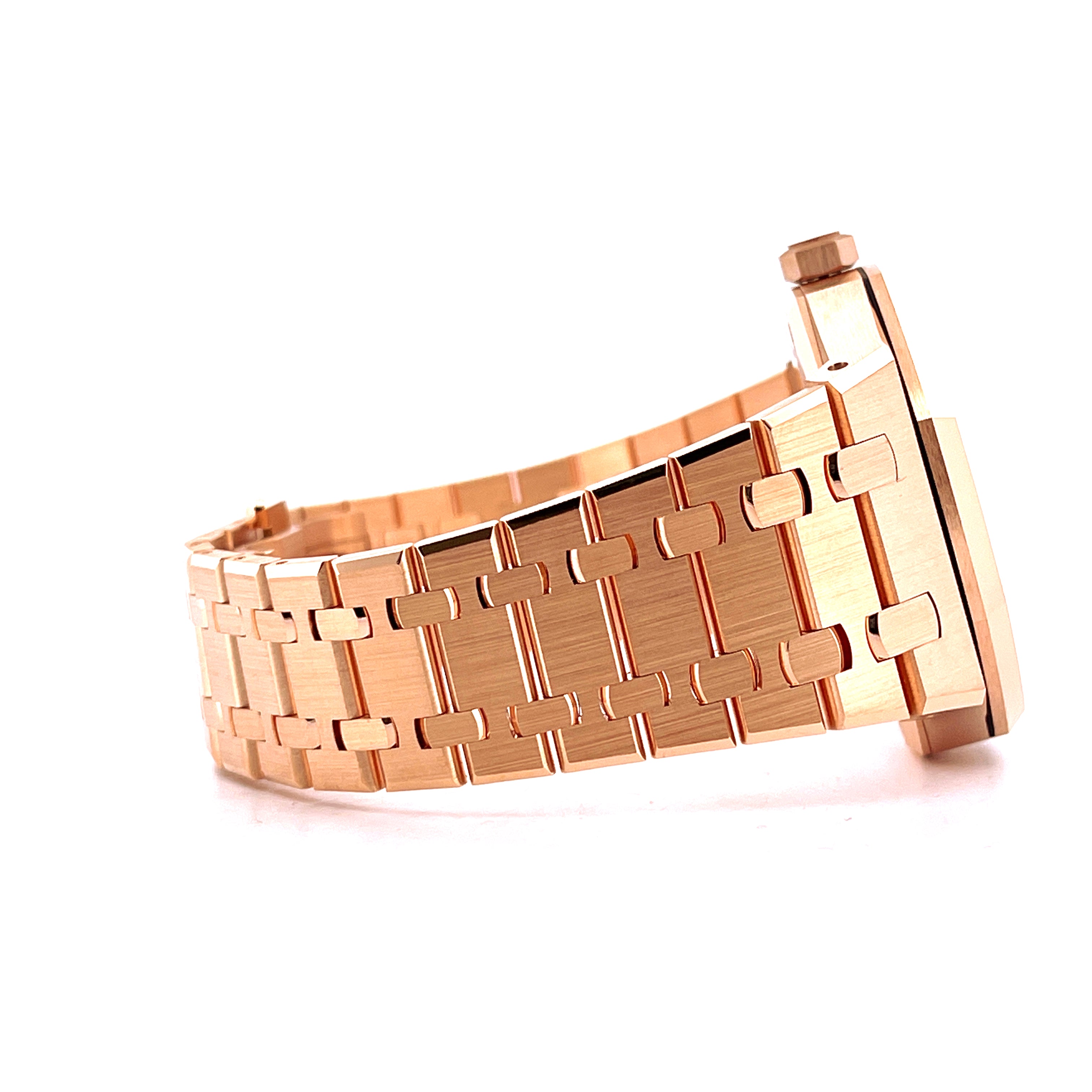 Seitenansicht einer Audemars Piguet Royal Oak 15510OR mit Roségold-Armband vor weißem Hintergrund